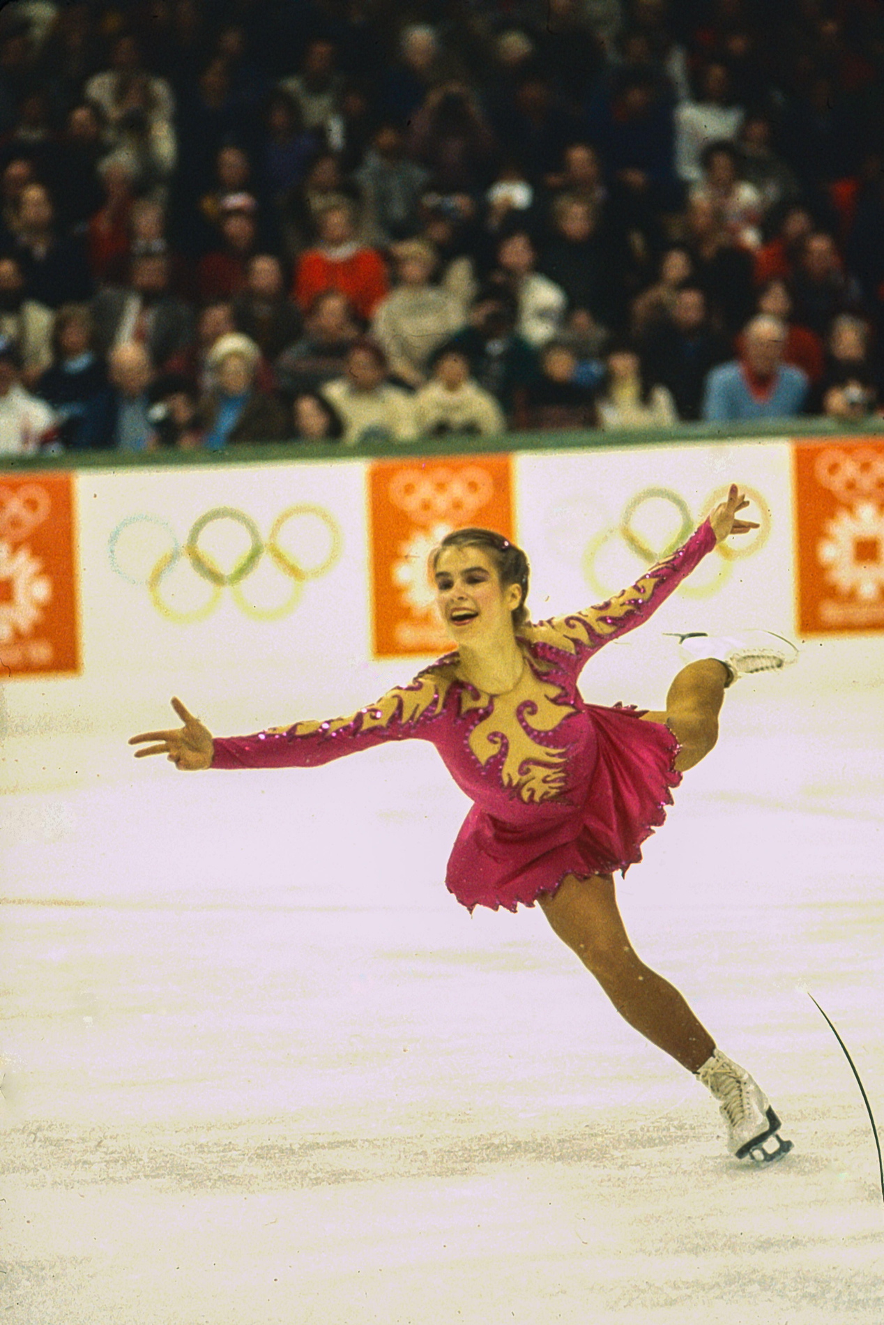 Katarina Witt, mistrzyni olimpijska w łyżwiarstwie figurowym z NRD, wykonuje program dowolny podczas zimowych igrzysk olimpijskich w 1984 r.