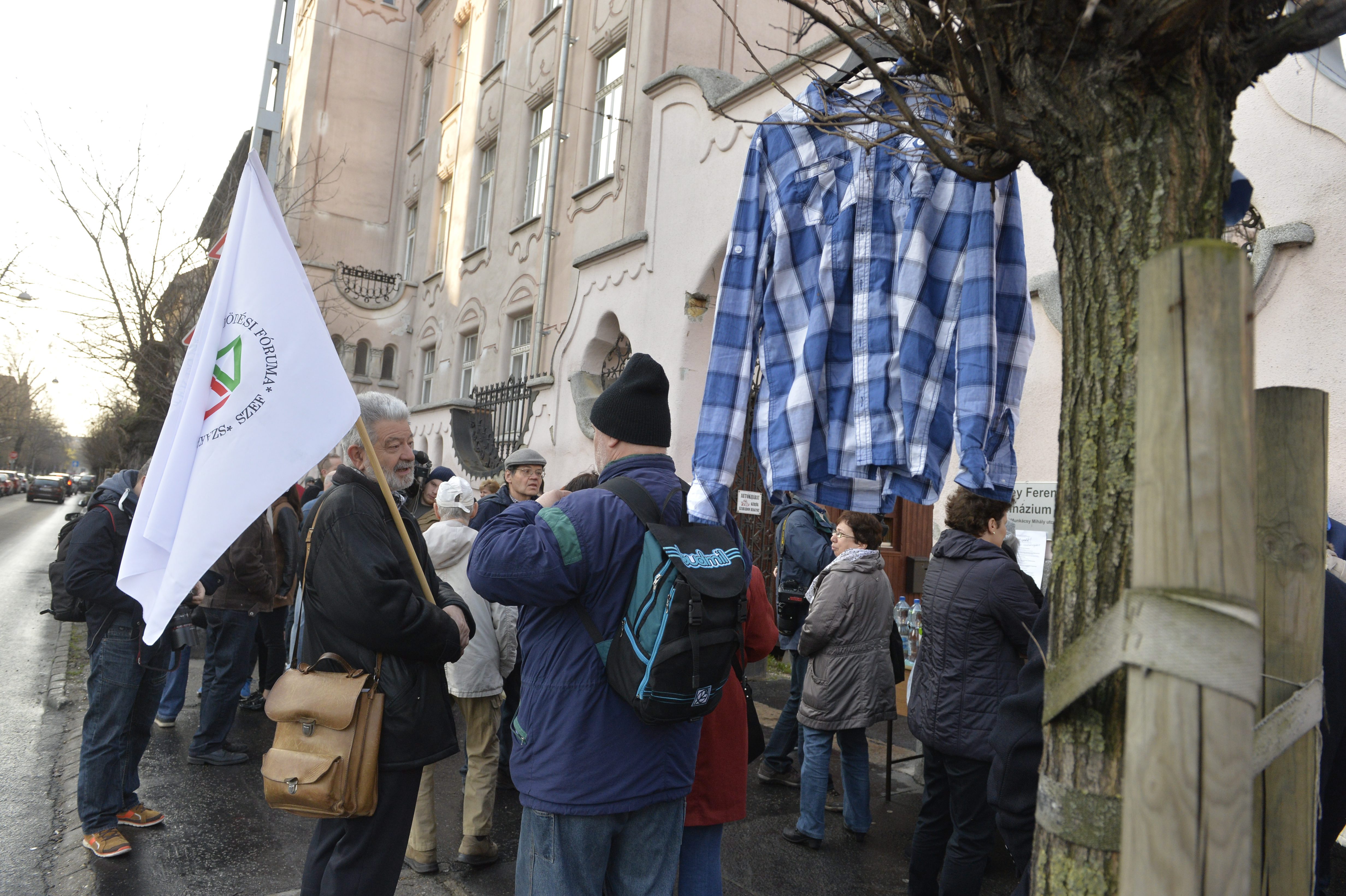 Ülősztrájkba kezdtek a belügyminisztérium előtt  a státusztörvény ellen tiltakozó tanárok - videó