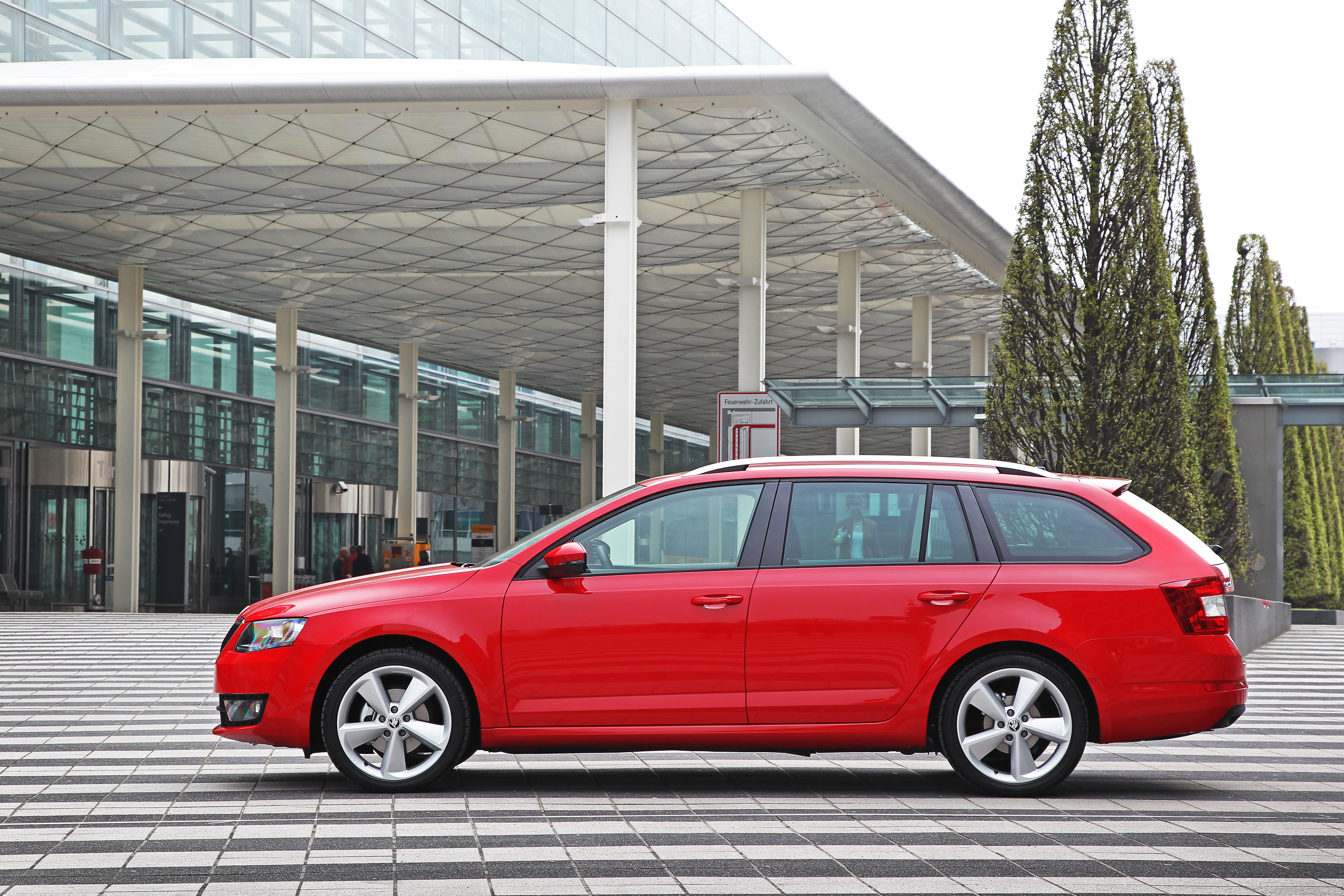 Najoszczędniejszą octavią combi będzie wariant GreenLine z silnikiem 1.6 TDI/110 KM, który ma średnio spalać ok. 3,3 l/100 km - ten model zadebiutuje na rynku w drugiej połowie 2013 roku.