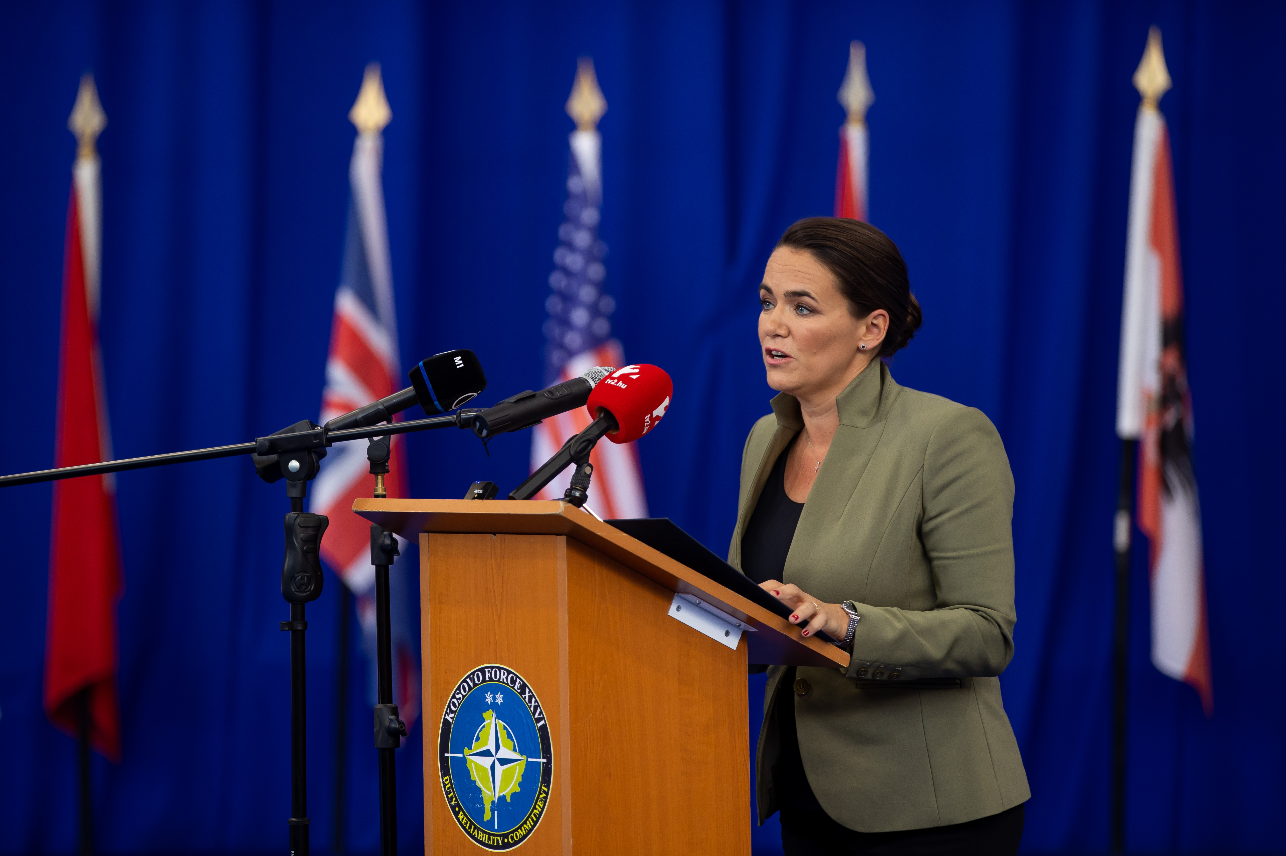 Légiriadó Kijevben: Novák Katalin veszélyben, óvóhelyre  menekítették