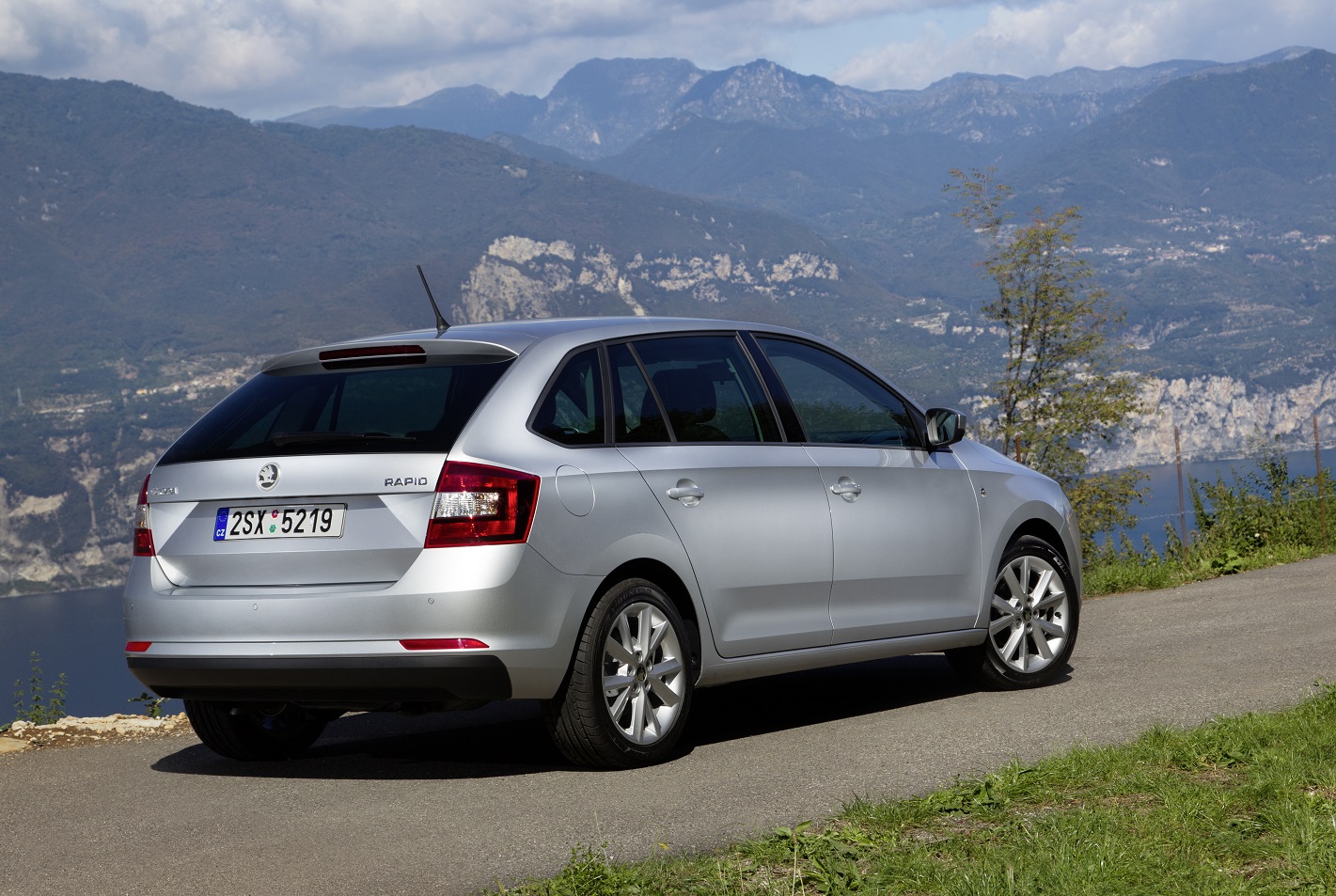Najtańsze auto z doładowanym silnikiem 1.2 TSI/86 KM kosztuje od 48 300 zł. W tym modelu jednostka napędowa także współpracuje z ręczną pięciostopniową skrzynią biegów. Przyspieszenie od 0 do 100 km/h trwa 11,7 s. Prędkość maksymalna - 180 km/h. Deklarowane przez producenta średnie spalanie wynosi 5,1 l benzyny na 100 km, natomiast wersja Green tec odpowiednio 4.9 l/100 km.