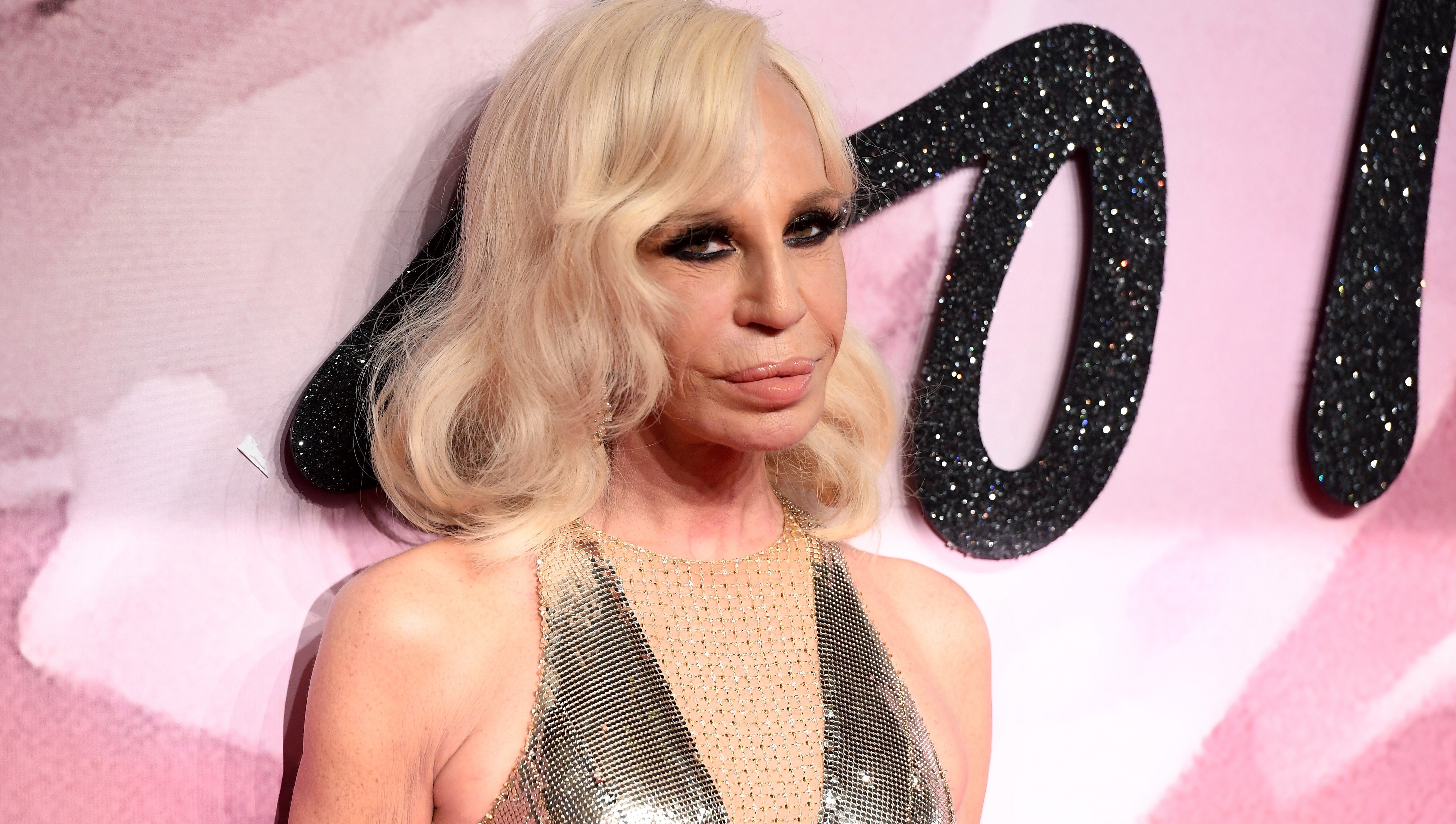 Donatella Versace a világ egyik legbefolyásosabb nője: gyönyörködjünk legemlékezetesebb szettjeiben