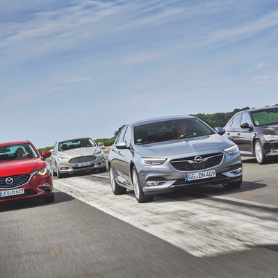 Nowy Opel Insignia kontra Ford Mondeo, Mazda 6 i Skoda Superb - kto wyprzedzi Opla?