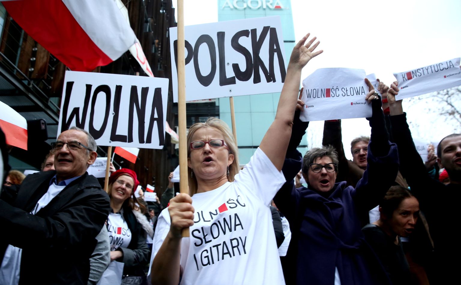 Z siedziby redakcji gazety wyszło kilkadziesiąt osób z hasłami o wolności i demokracji, a z głośnika puszczono muzykę Jacka Kaczmarskiego.