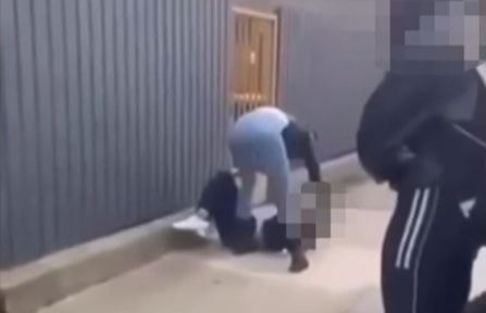 „Kitaposom a beledet!” - ájultra verte lánya iskolatársát egy nő Ócsán – videón a brutális bántalmazás