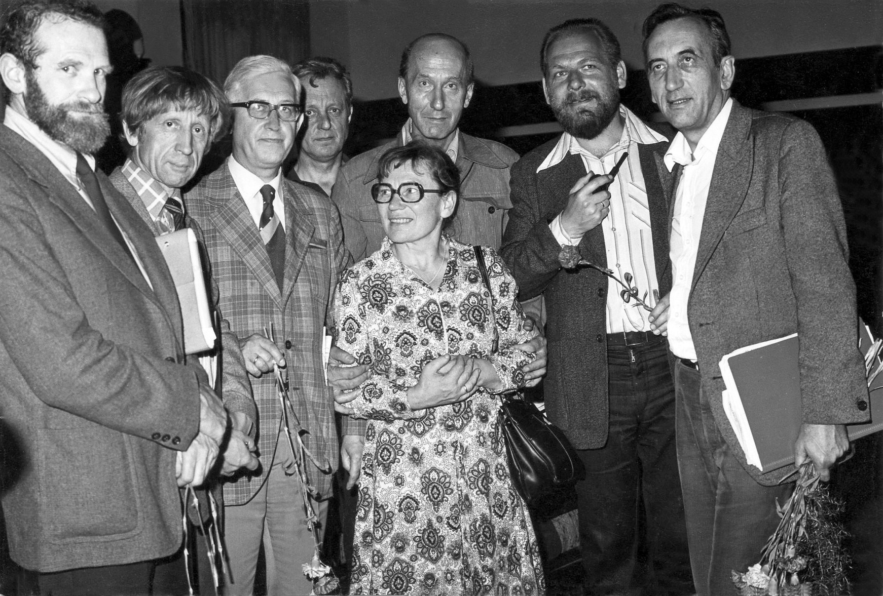Z doradcami strajku w stoczni Bronisławem Geremkiem, Tadeuszem Kowalikiem, Jerzym Stembrowiczem, Andrzejem Wielowieyskim, Janem Strzeleckim , Bohdanem Cywińskim i Tadeuszem Mazowieckim, Gdańsk, 31 sierpnia 1980 r.