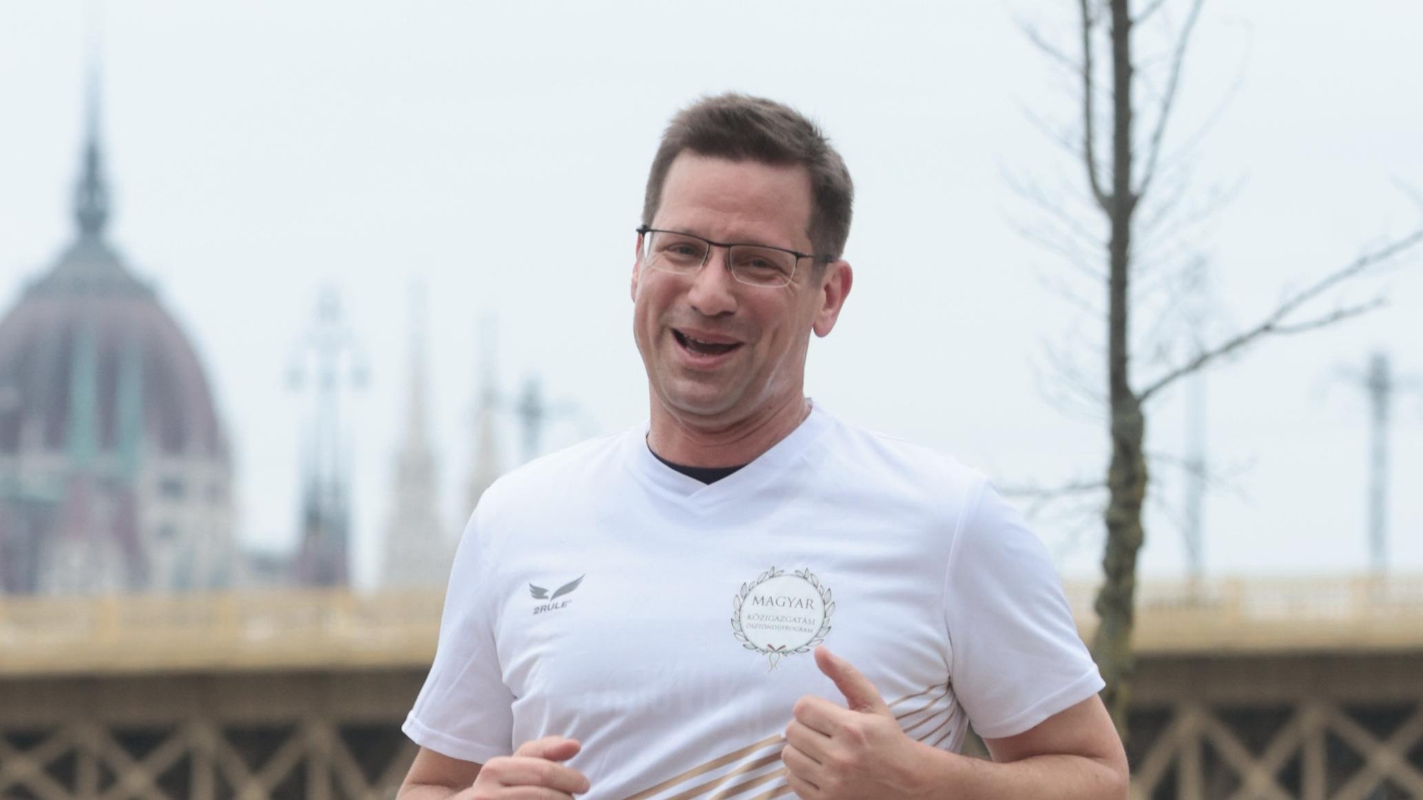 Hihetetlen, hogy bírta a tempót Gulyás Gergely a futópályán