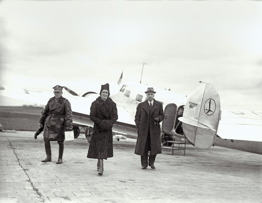 Generał Kazimierz Sosnowski z żoną Jadwigą na lotnisku w Krakowie, w tle widoczny samolot Lockheed L-14 Super Electra Polskich Linii Lotnicznych, rok 1938