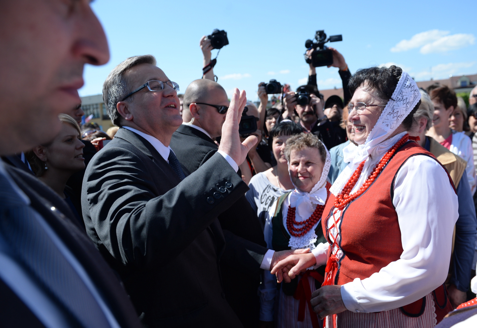 Jednym z prekursorów politycznych selfie w Polsce był Bronisław Komorowski. Prezydent chętnie fotografuje się ze spotykanymi przy okazji rozlicznych wizyt ludźmi. Zdjęcie poniżej zostało zrobione jeszcze latem ubiegłego roku.