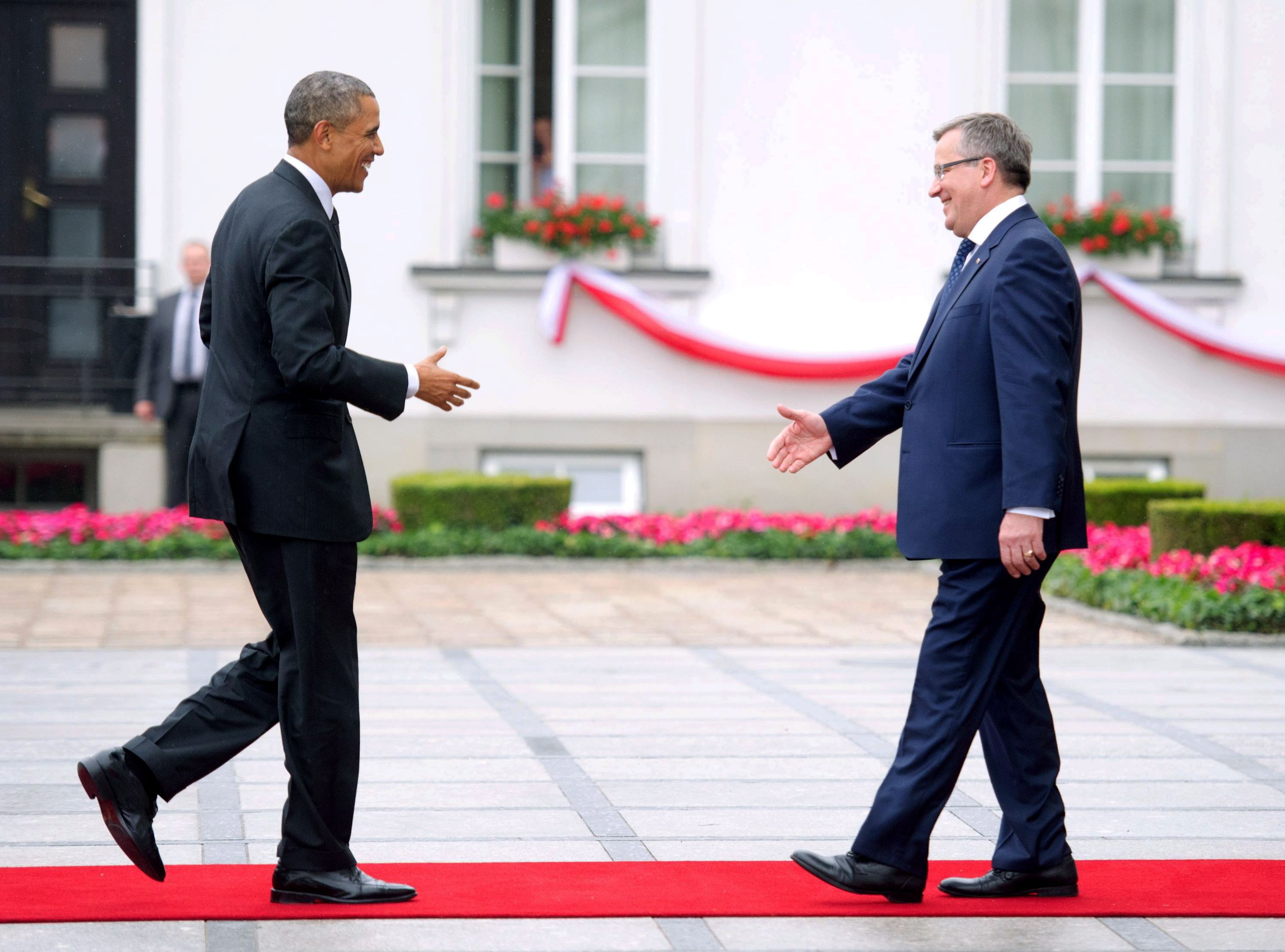 Bronisław Komorowski wita Baracka Obamę w Belwederze. Najpierw spotkanie w cztery oczy, później rozmowy delegacji. Toczą się one za zamkniętymi drzwiami.
