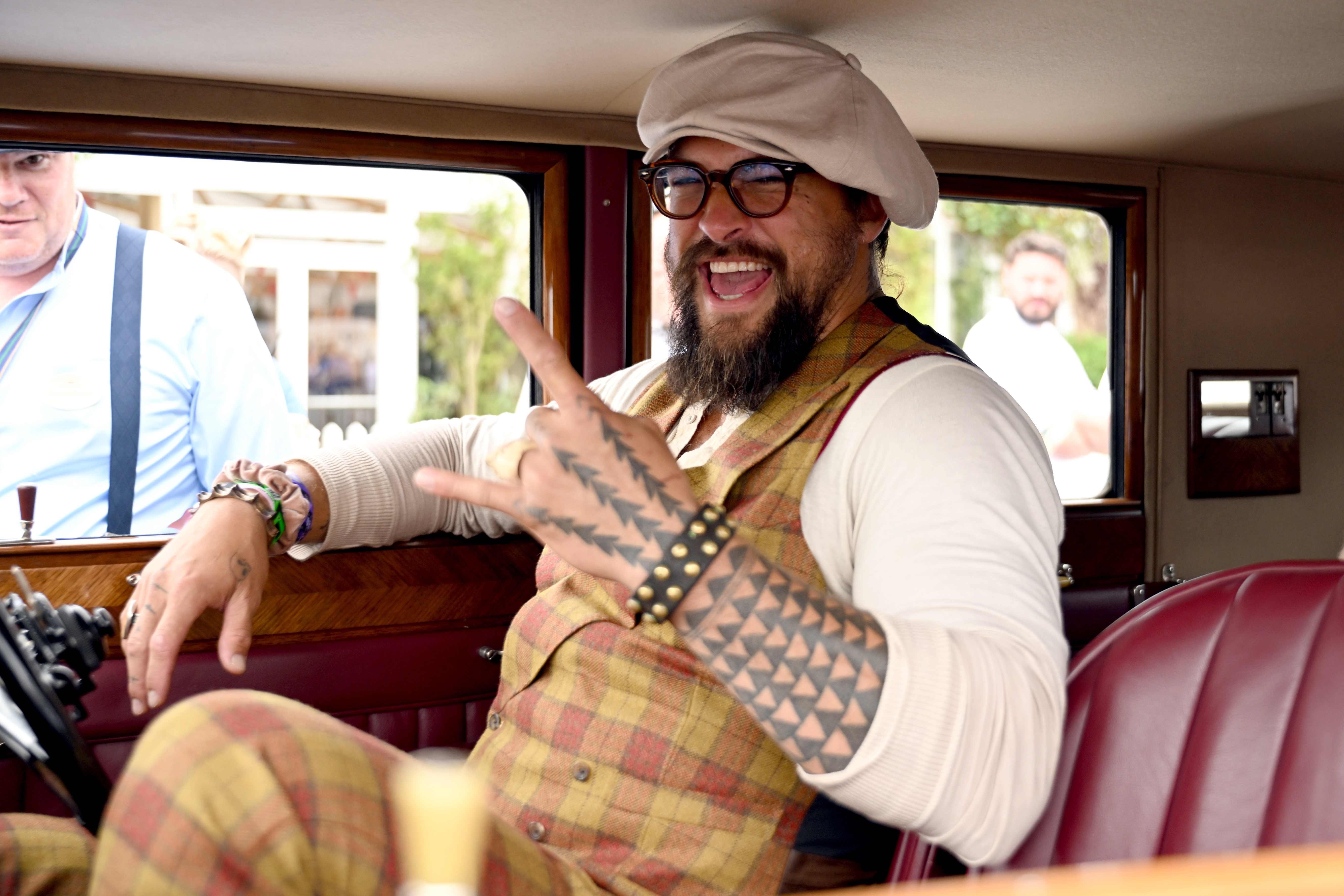 Az oldtimer az új luxus: Jason Momoa igazi úrként lazult egy régi Rolls-Royce autóban, meglepő, hogy ez mennyire menő ‒ fotók