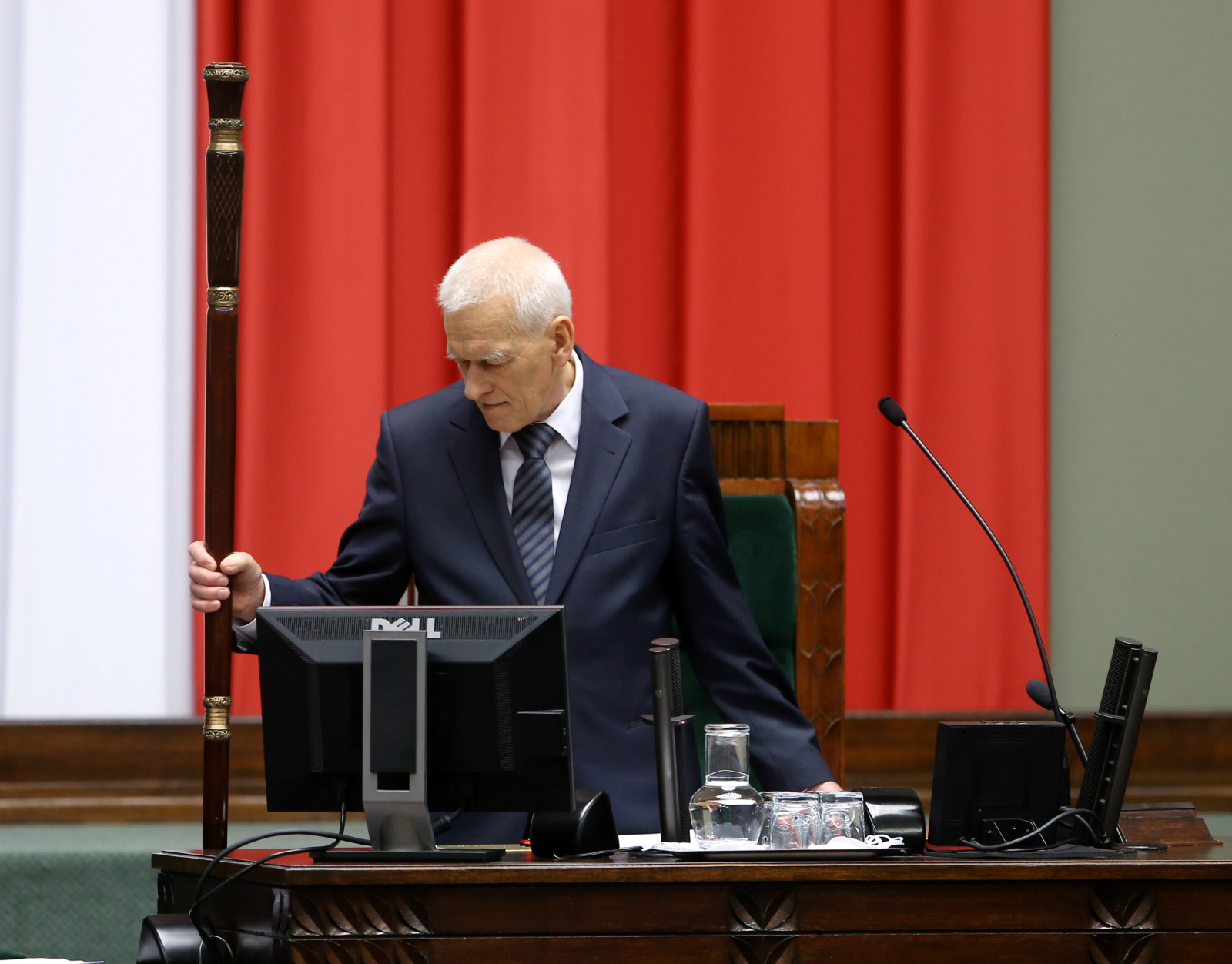 Nowy parlament powinien zaproponować nową Konstytucję. Marszałek senior Kornel Morawiecki wyraził takie przekonanie podczas pierwszego posiedzenia Sejmu.<BR> Jego zdaniem, powinna to być konstytucja nie tylko praw i obowiązków. Znajdzie się tam nowy podział władzy. Zostaną tam też wyraźnie oddzielone władza polityczna, ekonomiczna i informacyjna.<BR> Marszałek senior Kornel Morawiecki dodał, że Polska powinna rozwijać się nie tylko dla siebie, ale też dla dobra całej Europy.