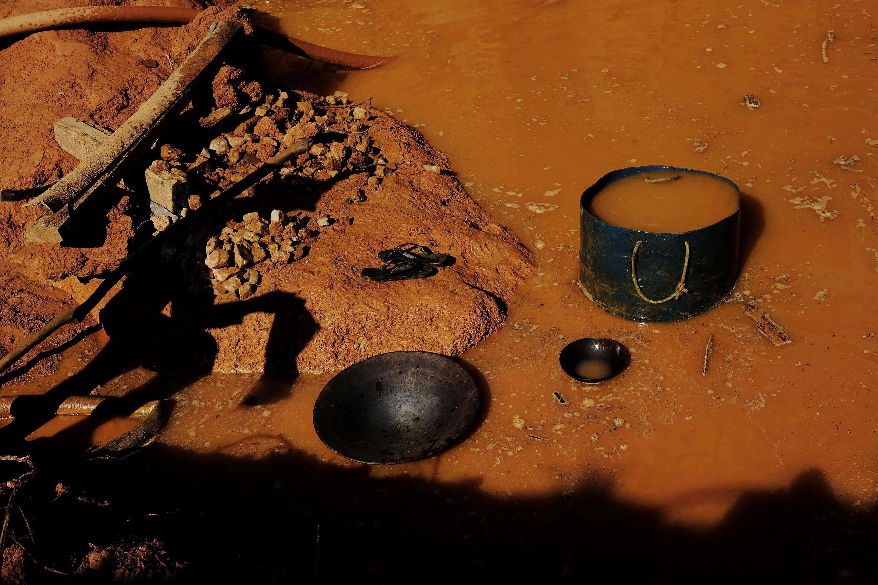 The Wider Image: Brazilians toil for gold in illegal Amazon mines