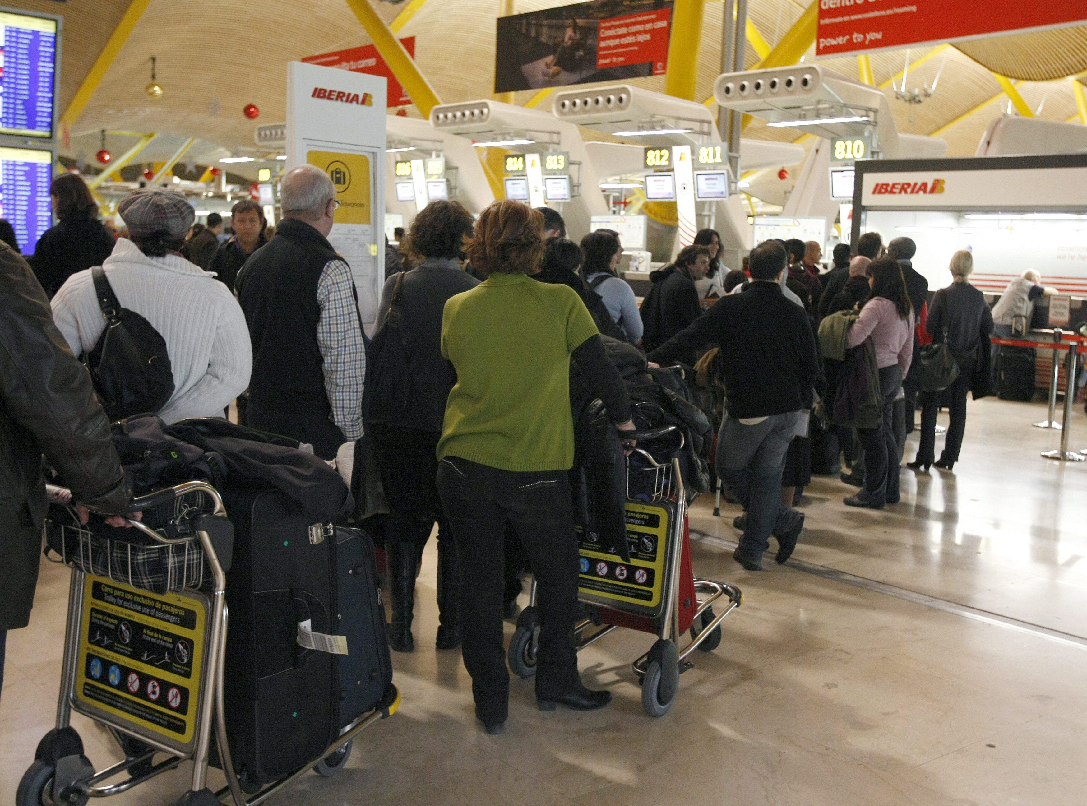 Długie kolejki zdezorientowanych pasażerów