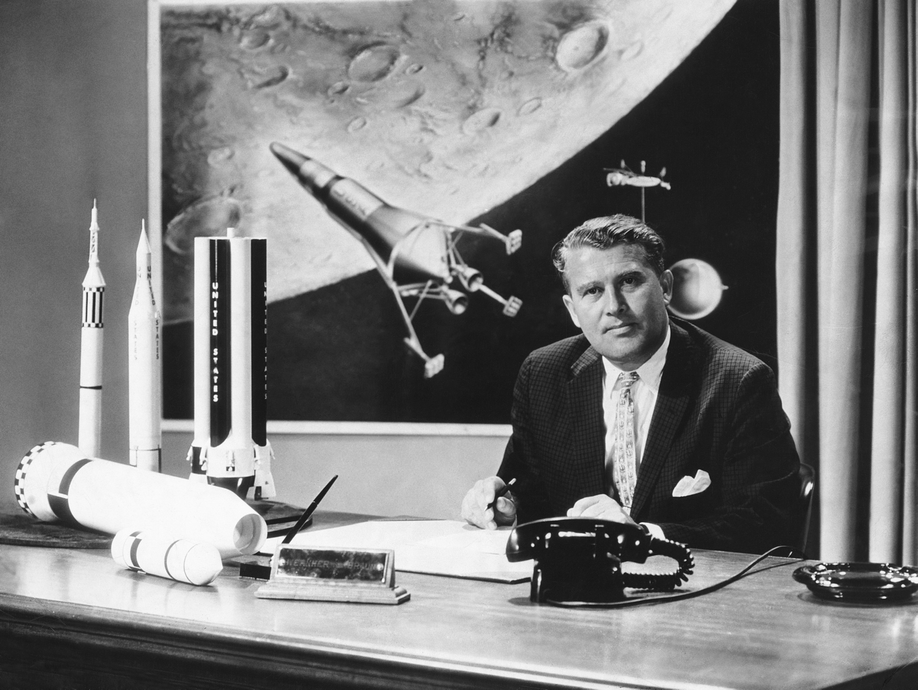 Werner von Braun – twórca rakiety V-2. W oparciu o jego wiedzę i pracę Amerykanie stworzyli projekty wszystkich rakiet wojskowych i kosmicznych. Na zdjęciu w 1958 r. w trakcie uruchamiania programu wystrzelenia pierwszego amerykańskiego sztucznego satelity Explorer 1