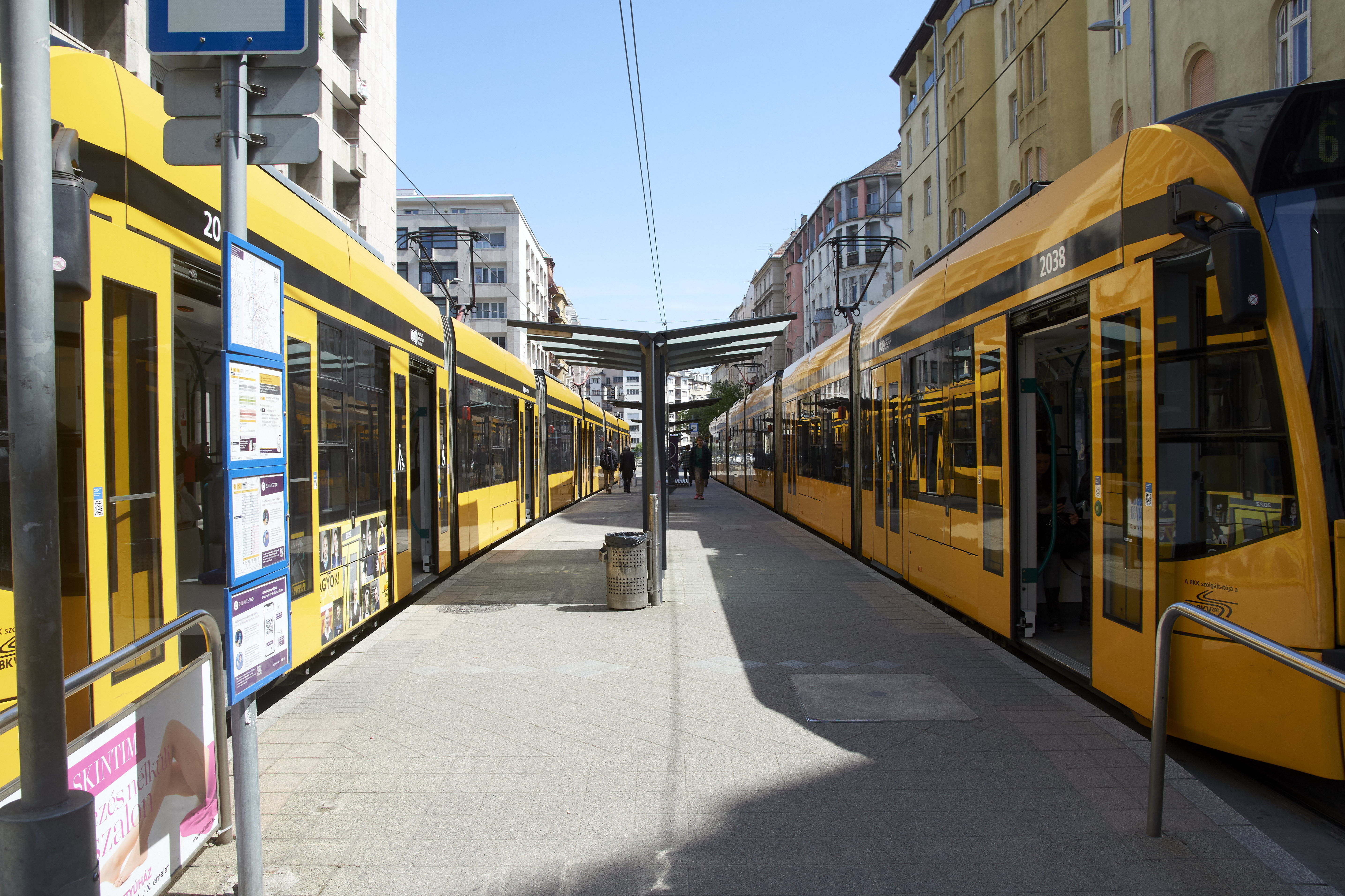 Karambol az Astoriánál: villamos és autó ütköztek