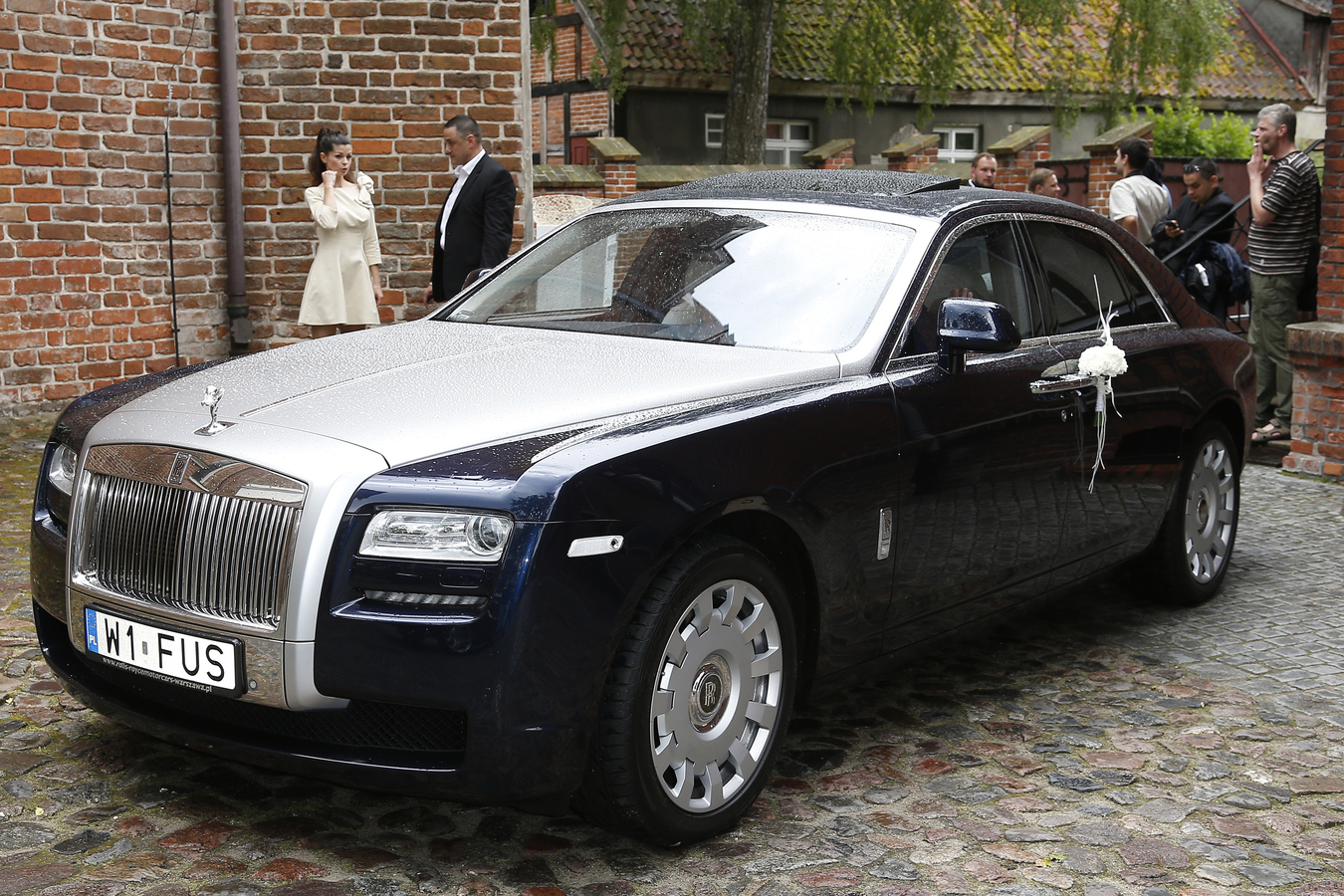 Tym luksusowym Rolls Roycem, para przyjechała pod kościół. Izabela Janachowska i jej ukochany nie szczędzili pieniędzy i robili wszystko, by ten niezwykły dzień był perfekcyjny w każdym detalu.