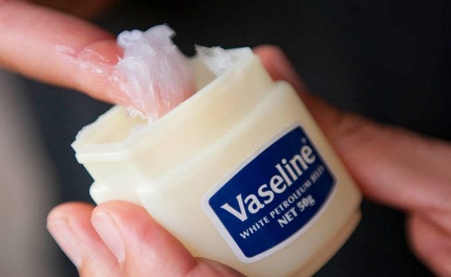 The moisturizing effect of petroleum jelly forms a protective layer on your skin [ece-auto-gen]