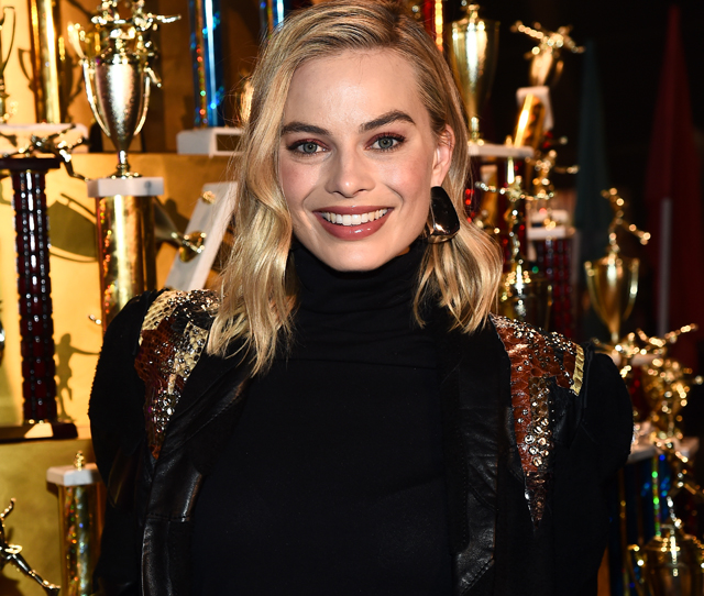 Meglátod Margot Robbie-t ebben a ruhában és azt fogod mondani, nem is terhes!