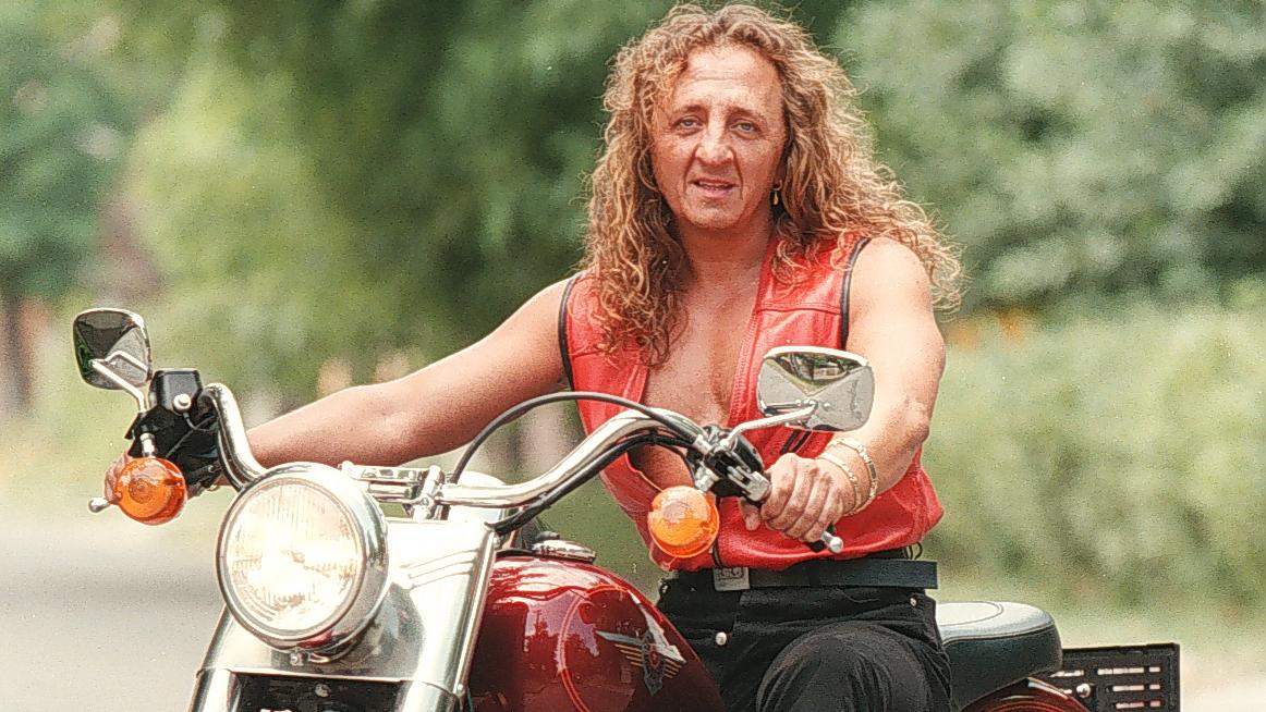 Hihetetlen családi felvételek kerültek elő Zámbó Jimmyről: ilyen volt mackóban, családi körben A Király - videó