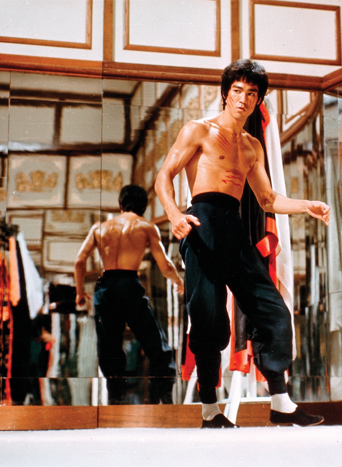 Przedwczesna śmierć idola unieśmiertelniła go w pamięci widzów. Jak Marilyn Monroe czy James Dean Bruce Lee należy do specjalnego gwiazdozbioru wiecznych mitów, których status pozostaje niezmienny