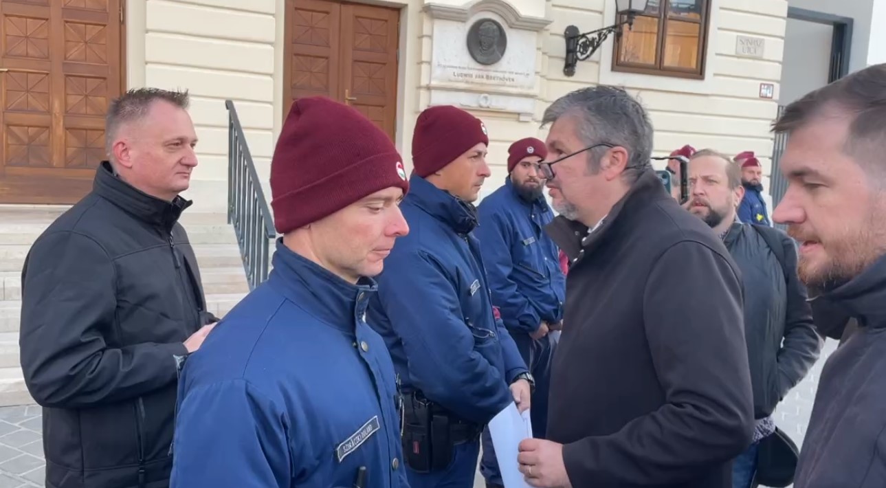 Ismét kordont bontottak a Karmelita előtt, a rendőrök tartóztatták fel őket – videó
