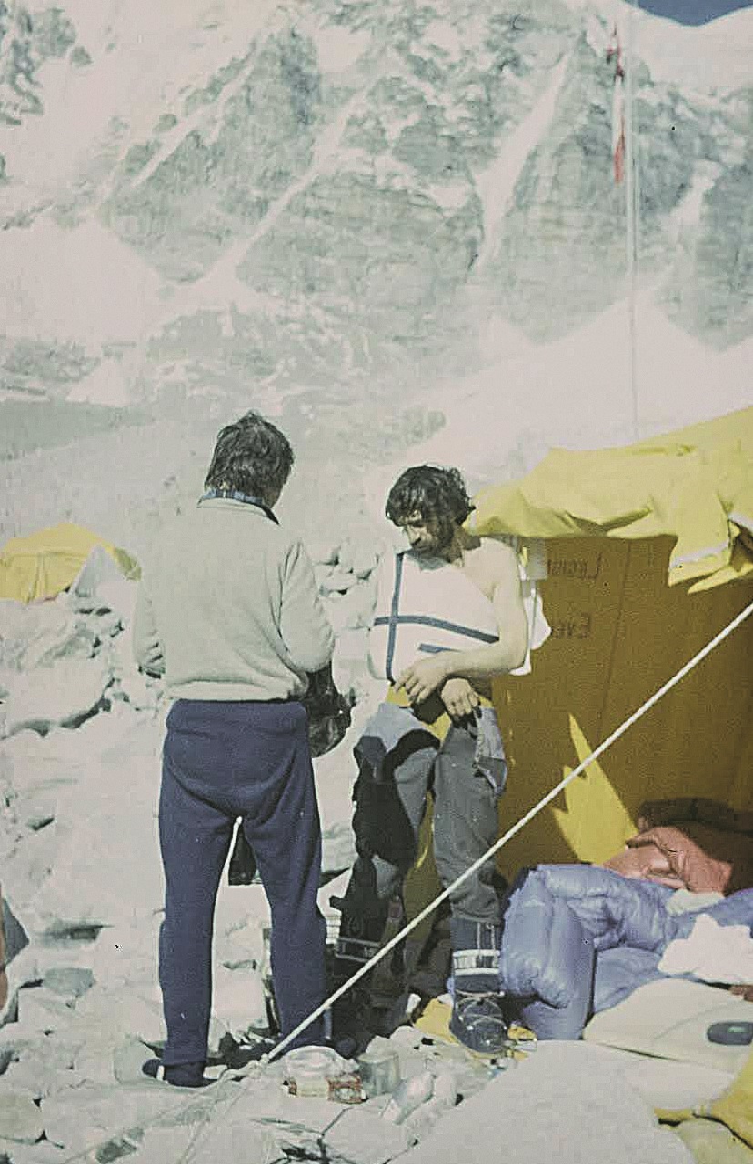 Krzysztof Żurek opatrzony przez dr. Roberta Janika (tyłem), zimowa wyprawa na Mount Everest, 1980 r.