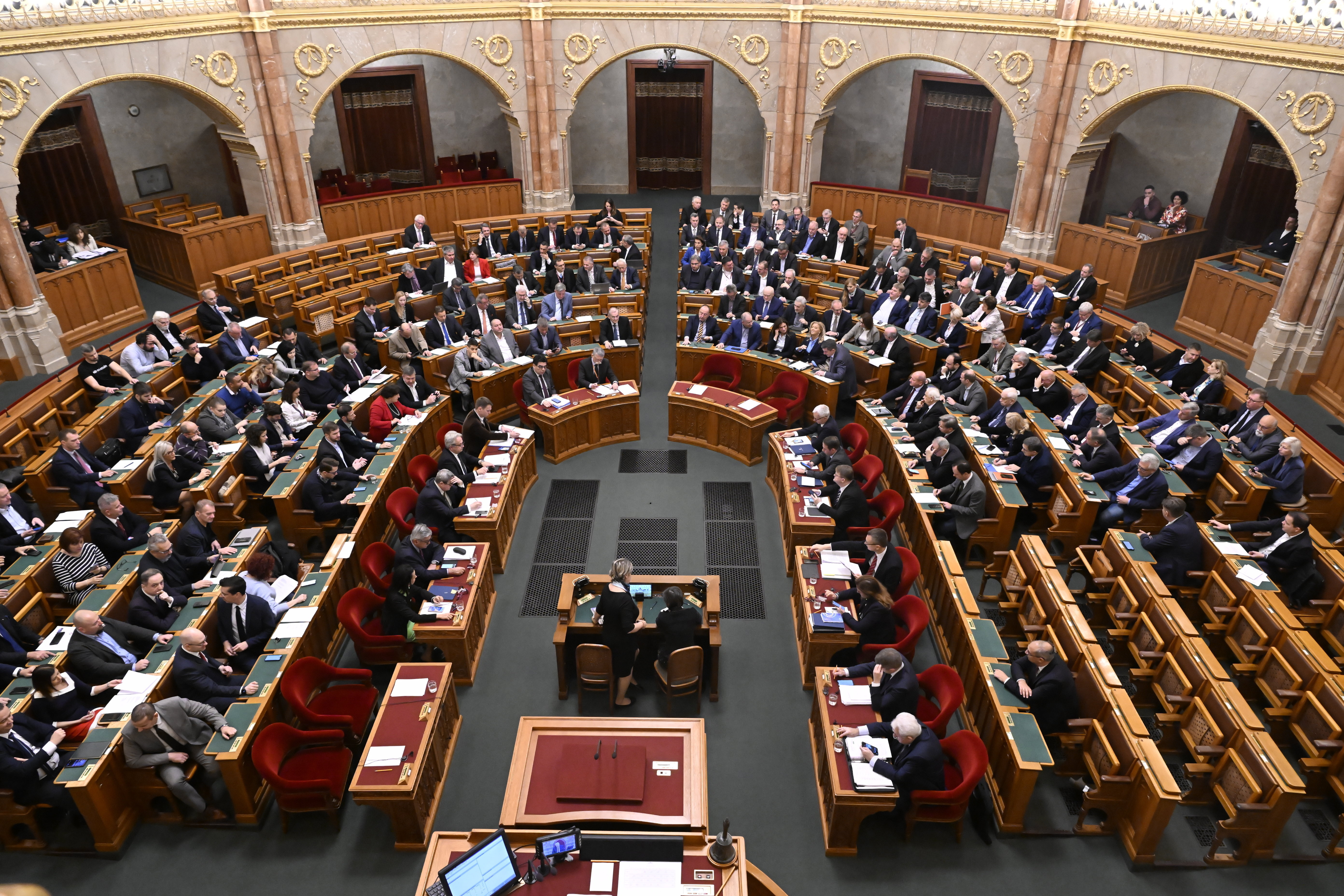 Ukrajna uniós csatlakozásáról tárgyal ma a parlament, Orbán is felszólal