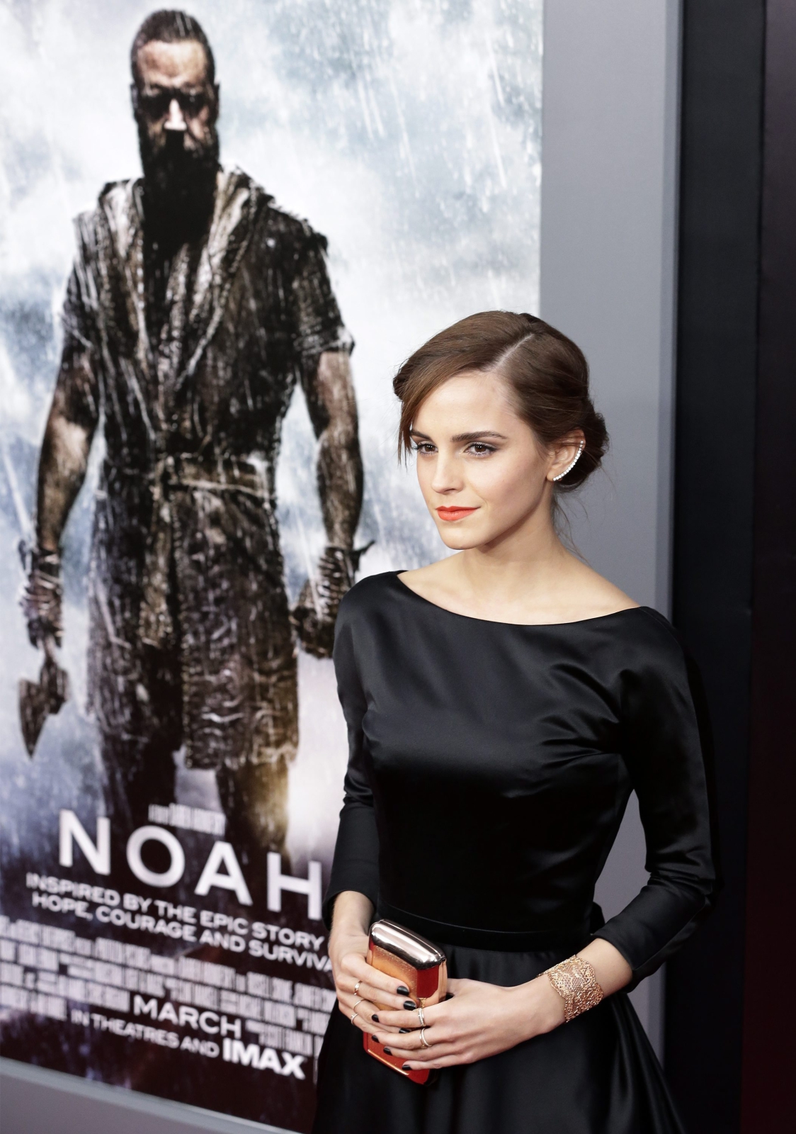 Emma Watson: Czułam, że mam wsparcie. W filmie zagraliśmy brata i siostrę. Mamy wspólną scenę, która jest bardzo emocjonalna. To miło, że nie musiałam grać tego, że mi na nim zależy. Tak naprawdę jest dla mnie ważny i nie wymaga to aktorskiej gry. To była jedna z pierwszych scen, jakie nakręciliśmy, i odczuwałam wielką ulgę, że nie była wymuszona. Czułam się w pełni komfortowo. Kręcenie filmu, a potem uczestniczenie w jego promocji bywa źródłem różnych onieśmielających i napiętych sytuacji, miło mieć kogoś, kto czuje podobnie, z kim można wymieniać doświadczenia i się wspierać