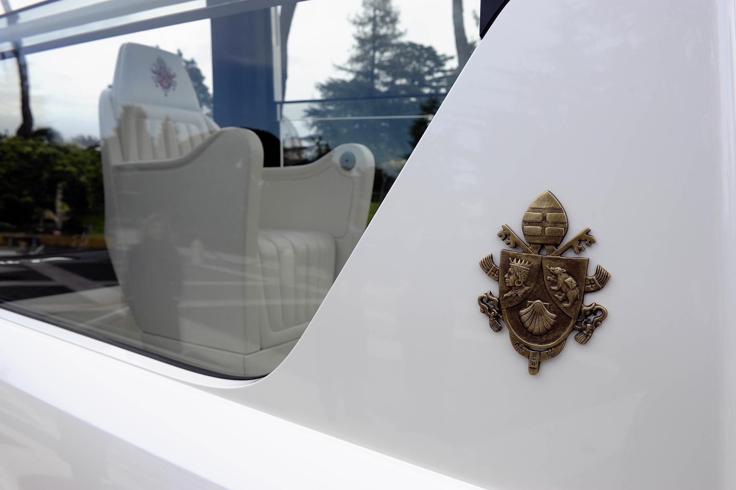Po raz pierwszy biskup Rzymu skorzystał z papamobile, czyli opancerzonego samochodu o przezroczystej kopule, w 1982 roku, kiedy Jan Paweł II udał się do Wielkiej Brytanii i trzeba było wprowadzić zaostrzone środki bezpieczeństwa po zamachu na Placu Św. Piotra w maju 1981 roku...