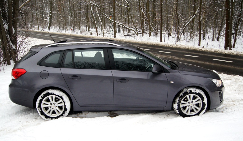 Chevrolet cruze w wersji kombi imponuje zewnętrznymi rozmiarami nadwozia. Pod względem przestronności kabiny jest już jednak nieco gorzej.