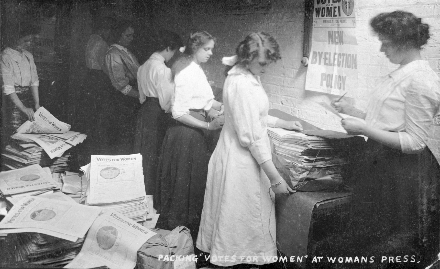 Pakowanie egzemplarzy „Votes for Women” przy Charing Cross Road w Londynie, wrzesień 1911 r.