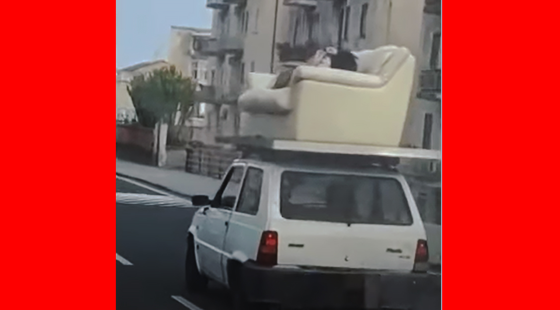 Mr. Bean beájulna – videón, ahogy egy autó tetejére tett kanapén utazik egy férfi