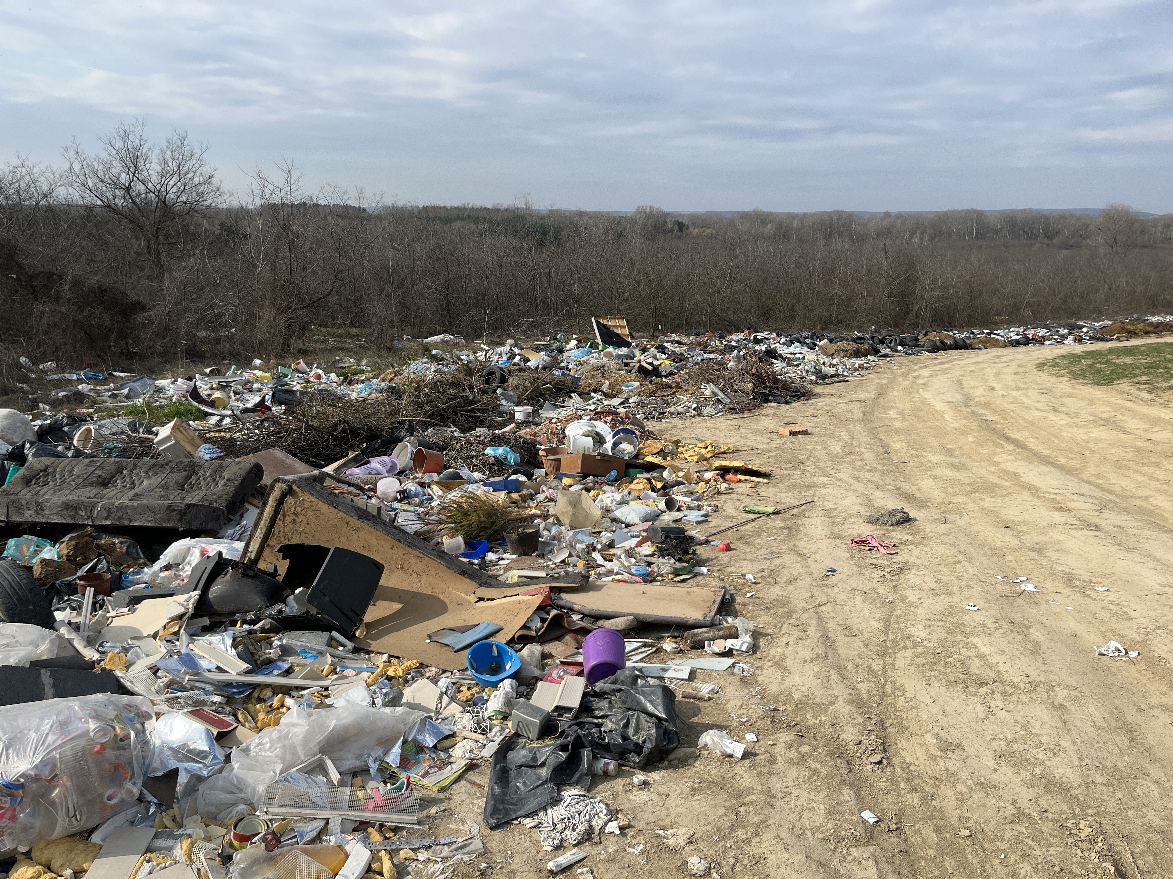 Harcba száll a dányi polgármester a szemétmaffiával: zsugorodni kezdett a horrorisztikus hulladékhegy