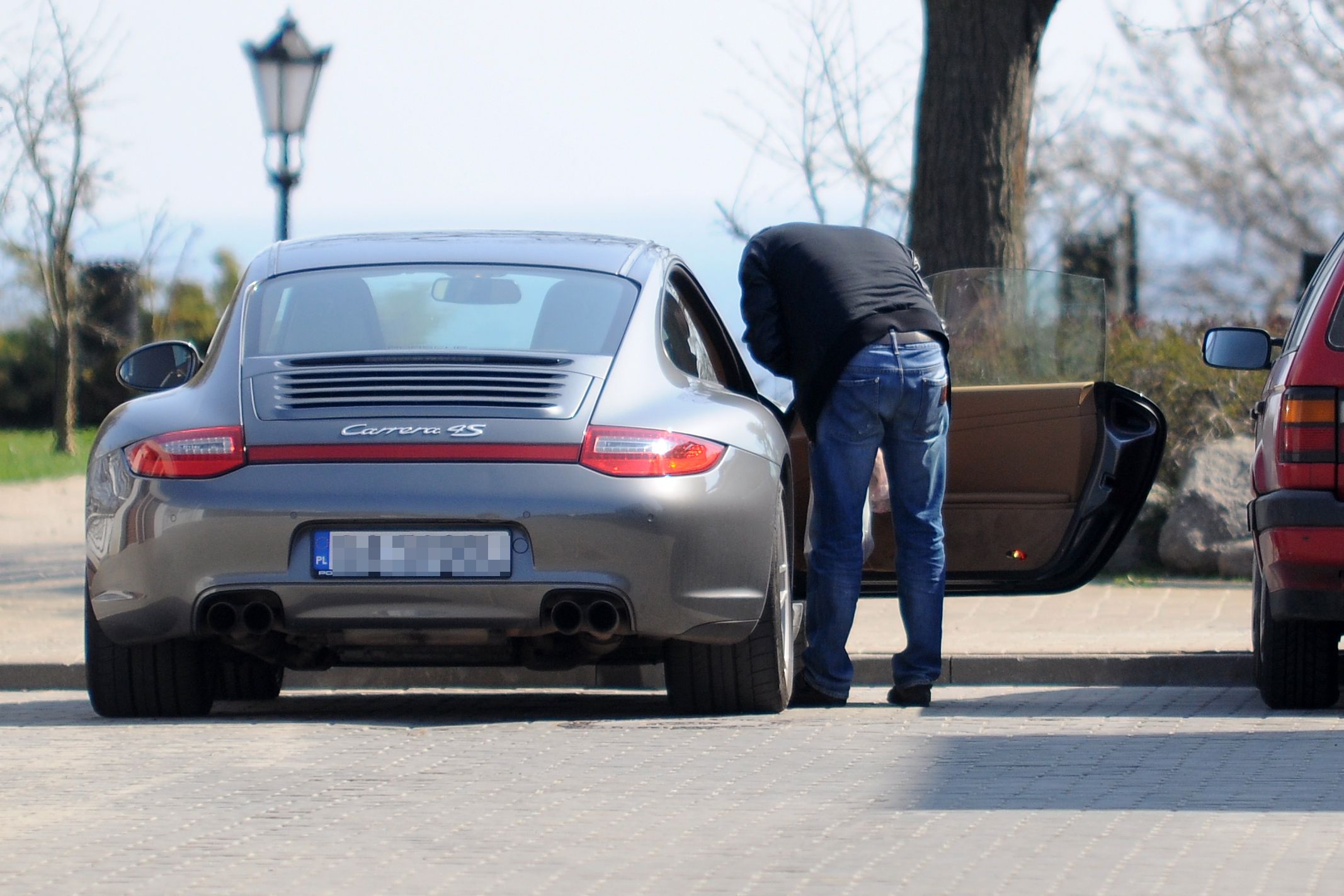 Pod koniec września 2010 roku media donosiły o tym, że Dubieniecki przesiadł się z BMW X6 do nowego porsche 911 carrera 4S wartego wtedy ponad pół miliona...