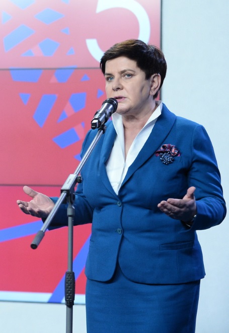 ... Nie lepiej pani premier prezentowała się dzień wcześniej - niebieski żakiet również był potwornie ciasny i...
