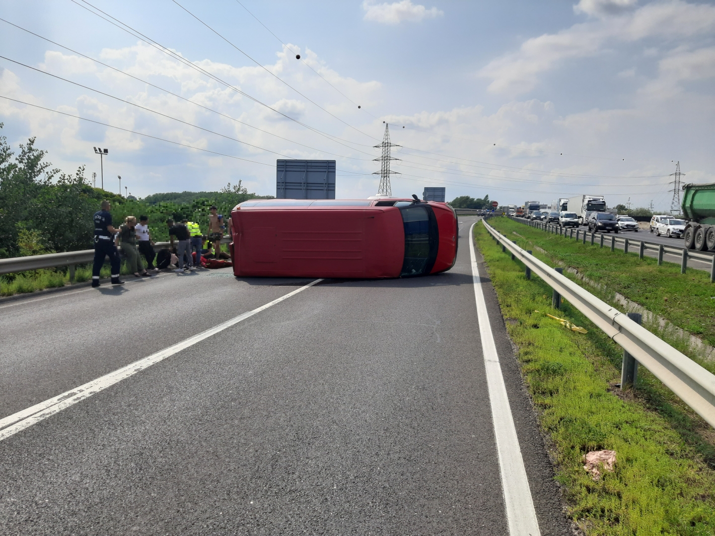 Keresztben fekszik egy kisteherautó az M0-son, sok a sérült