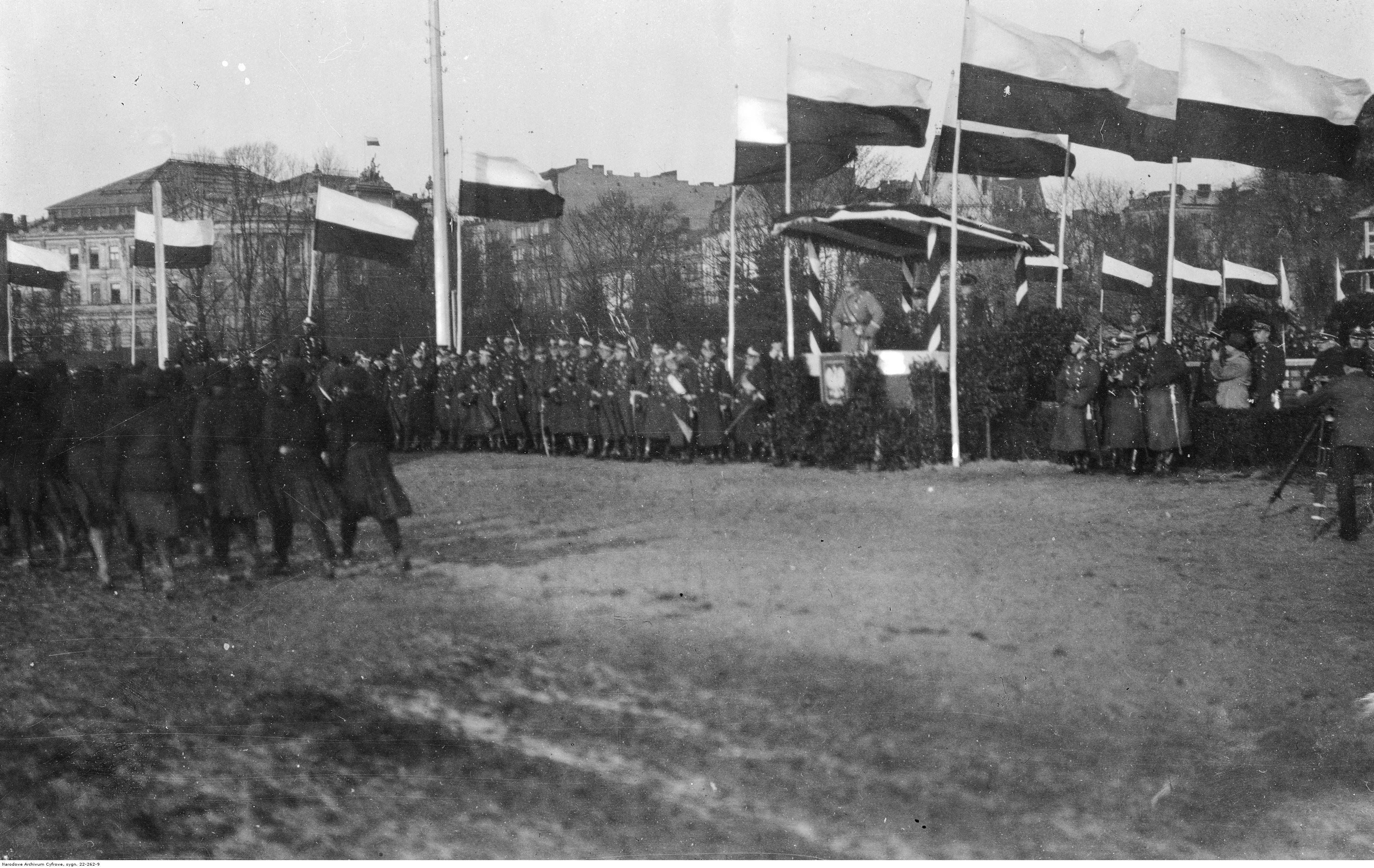 Odzyskanie niepodległości 11 listopada 1918 r. historyk postawił także obok daty Powstania Warszawskiego, która - jak mówił - jest