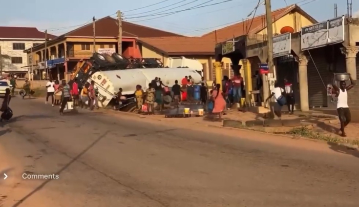 Kumasi: Residents of Kaase rush to fetch fuel after tanker capsizes