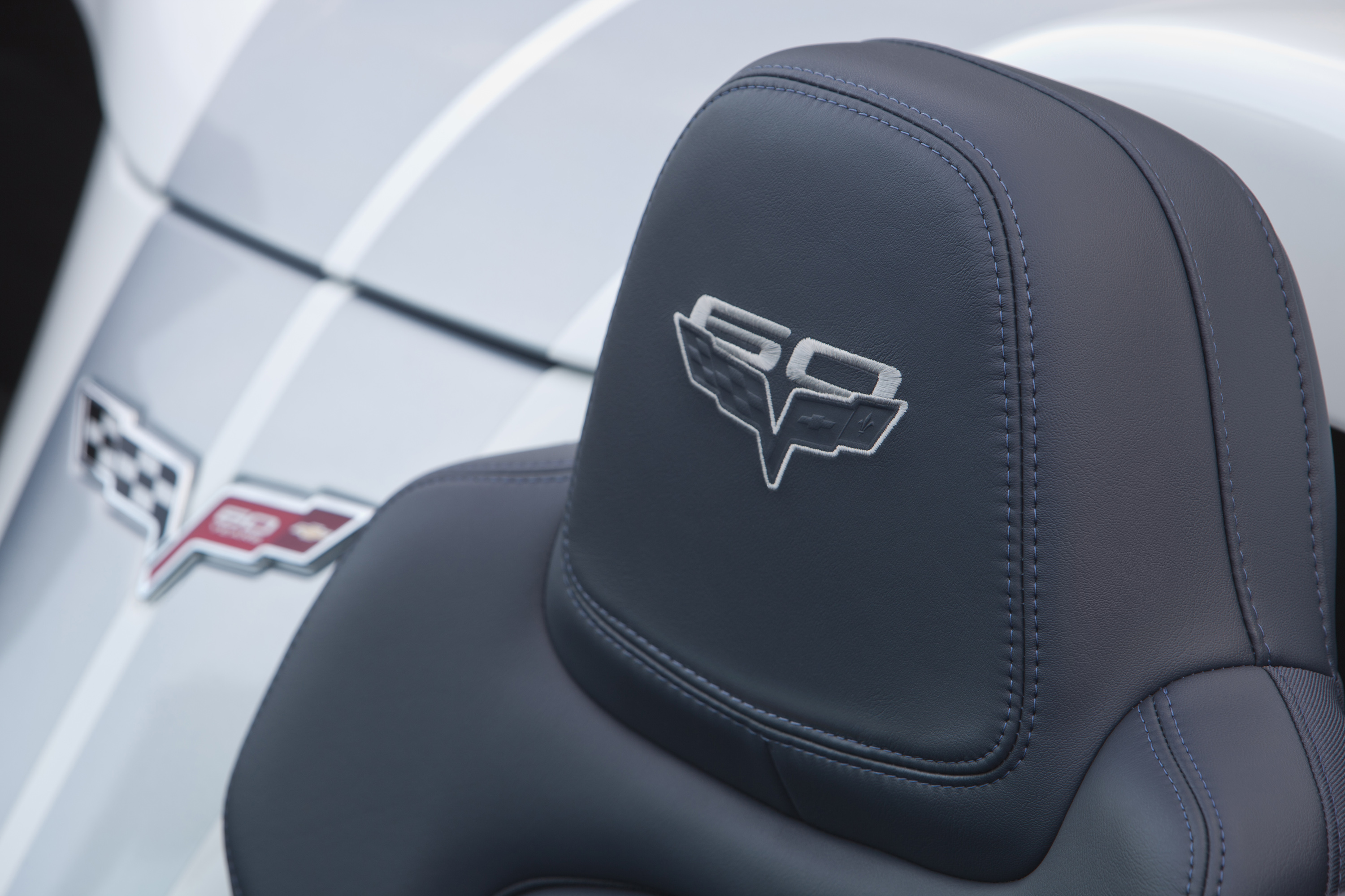 Oto najważniejsze elementy, które ukształtowały kolejne generacje corvette: Proporcje: Każdy chevrolet corvette ma podobne proporcje – poczynając od długiej maski silnika i kończąc na krótkiej sekcji tylnej oraz niewielkich szybach. Projektanci chevroleta corvette często inspirowali się myśliwcami - powiedział Peters. Odniesienia do samolotów tego typu widoczne są przede wszystkim w niskiej i szerokiej sylwetce auta z proporcjonalnie niewielkim kokpitem, a także w sposobie, w jaki panele nadwozia otaczają mechaniczne komponenty.