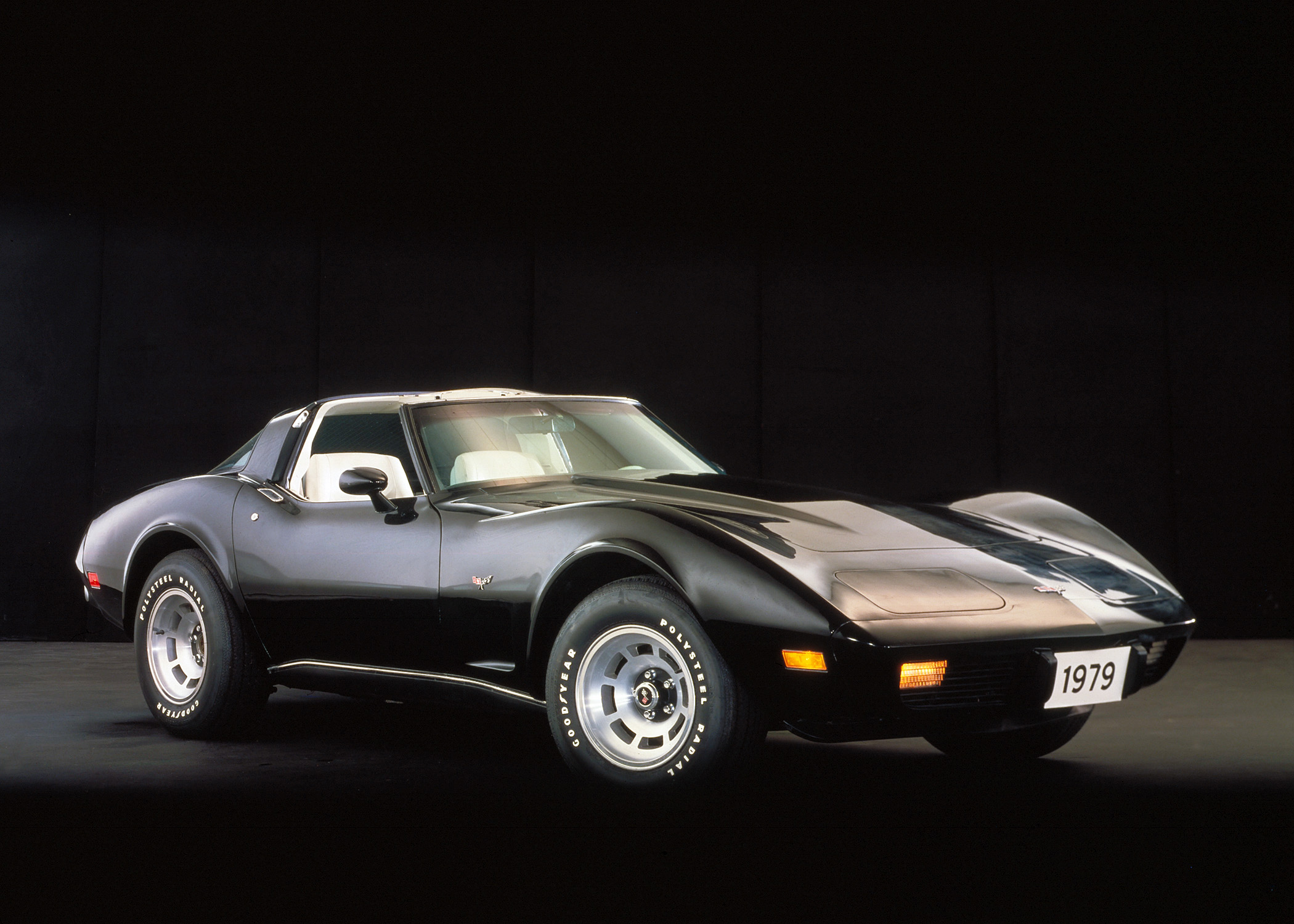 Zaledwie pięć miesięcy przed tym, jak Tony Kleiber, monter nadwozia w fabryce w Flint, zjechał pierwszym modelem corvette z linii produkcyjnej i tym samym zapisał się na kartach historii, ta ikona motoryzacji była zaledwie wizją projektantów