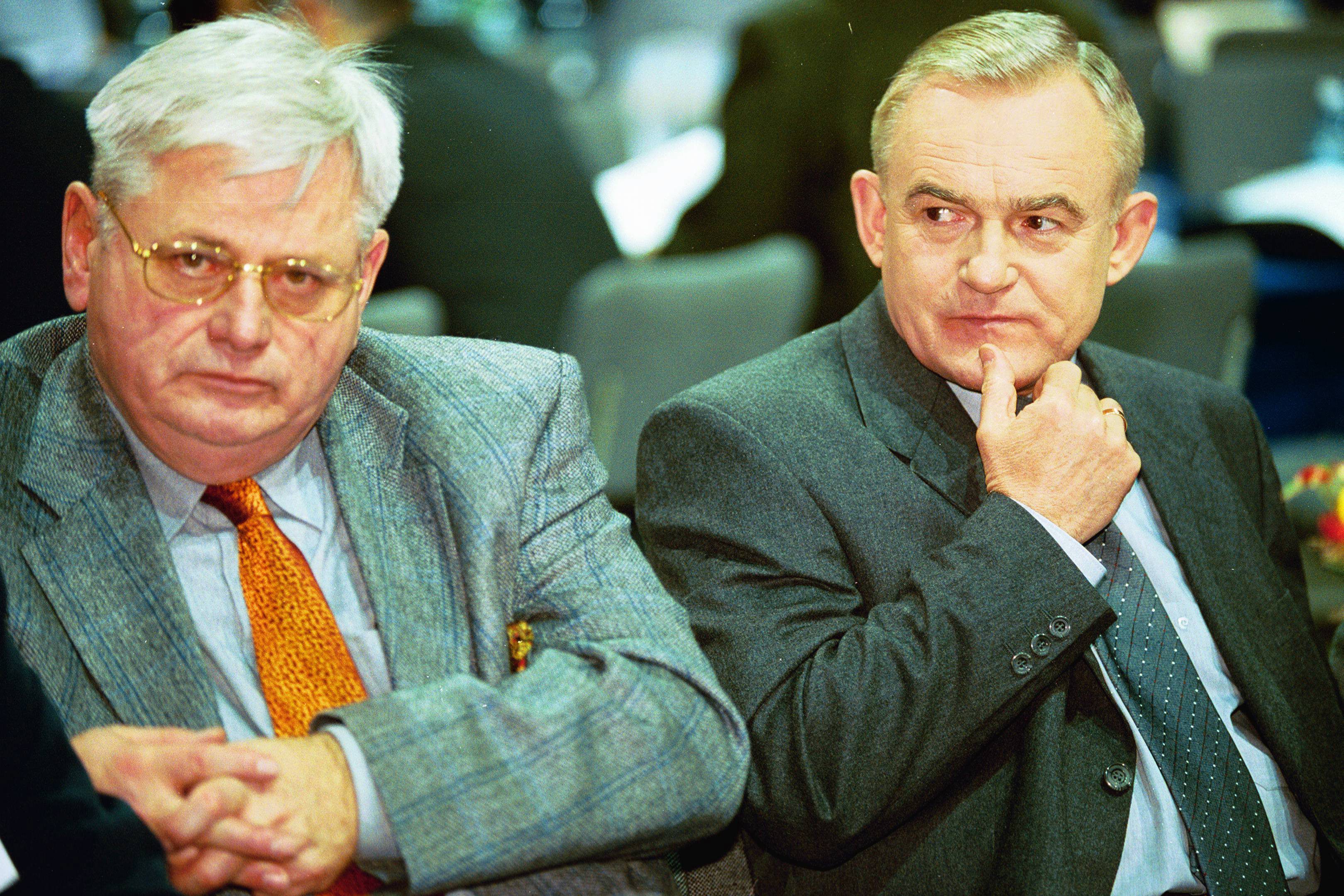 Gudzowaty pracę zarobkową zaczynał od pucowania butów i mycia okien. Jednak jeszcze przed 1989 rokiem został szefem centrali handlu zagranicznego Kolmex. W latach 90. założył firmę Bartimpex, która zmonopolizowała handel gazem z Rosją / na zdjęciu: Gudzowaty z Leszkiem Millerem w 1999 roku