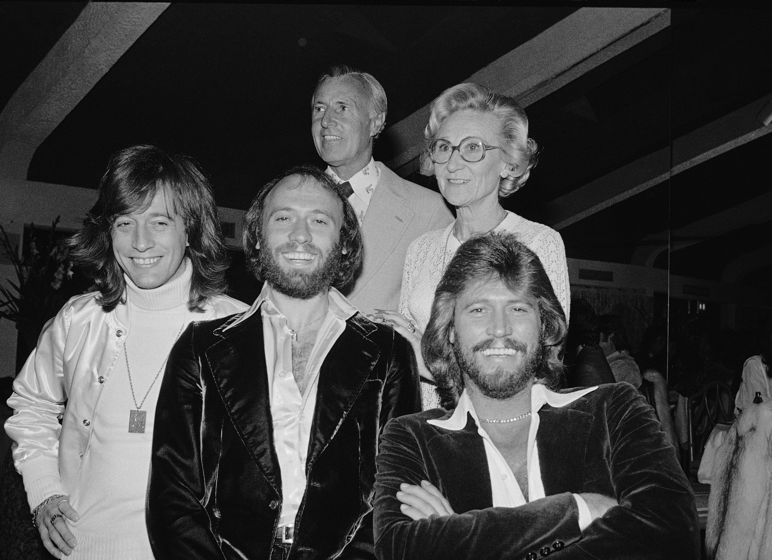Bee Gees z rodzicami – Hugh i Barbarą Gibb – 10 stycznia 1979