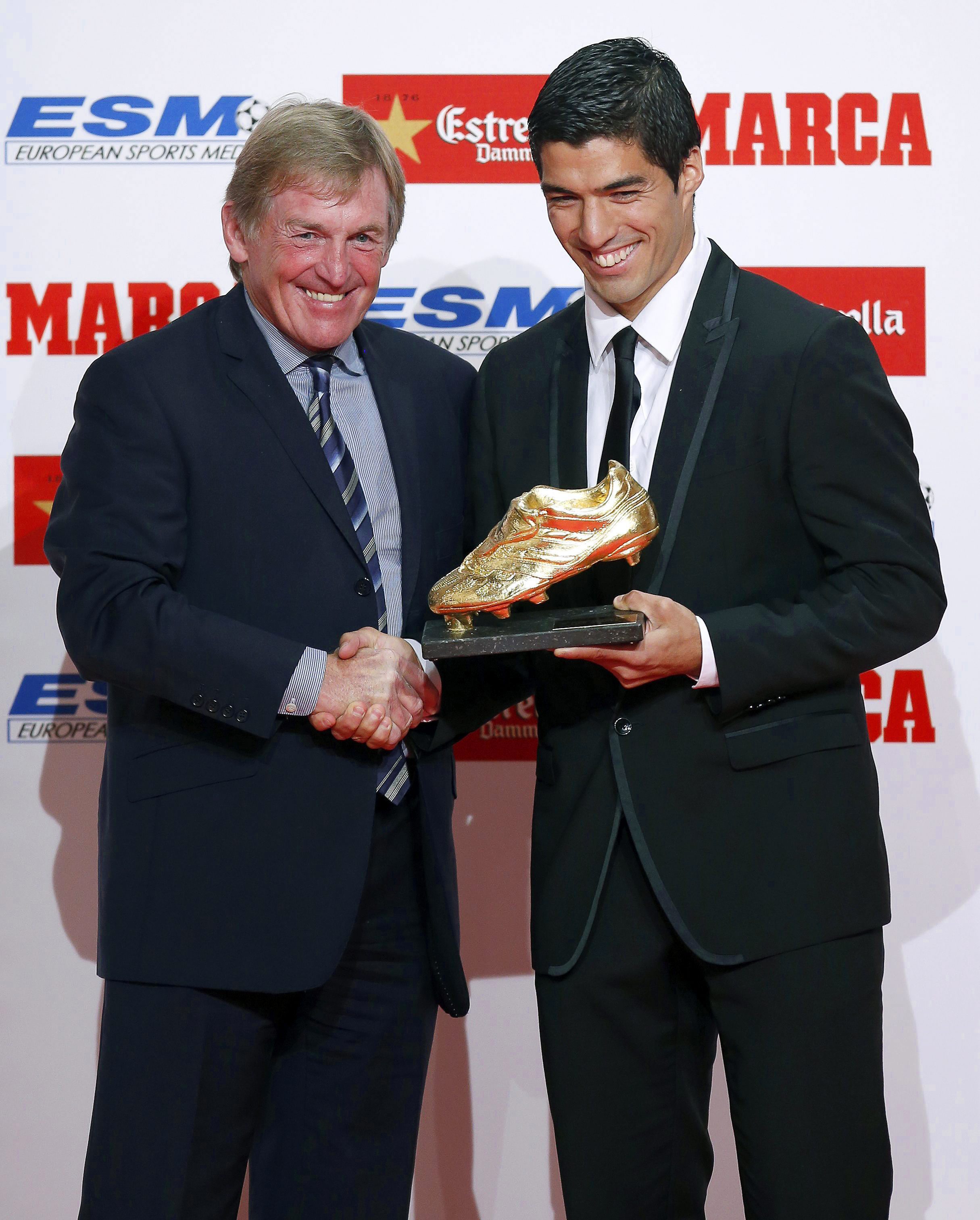 Luis Suarez w towarzystwie pięknej zony odebrał