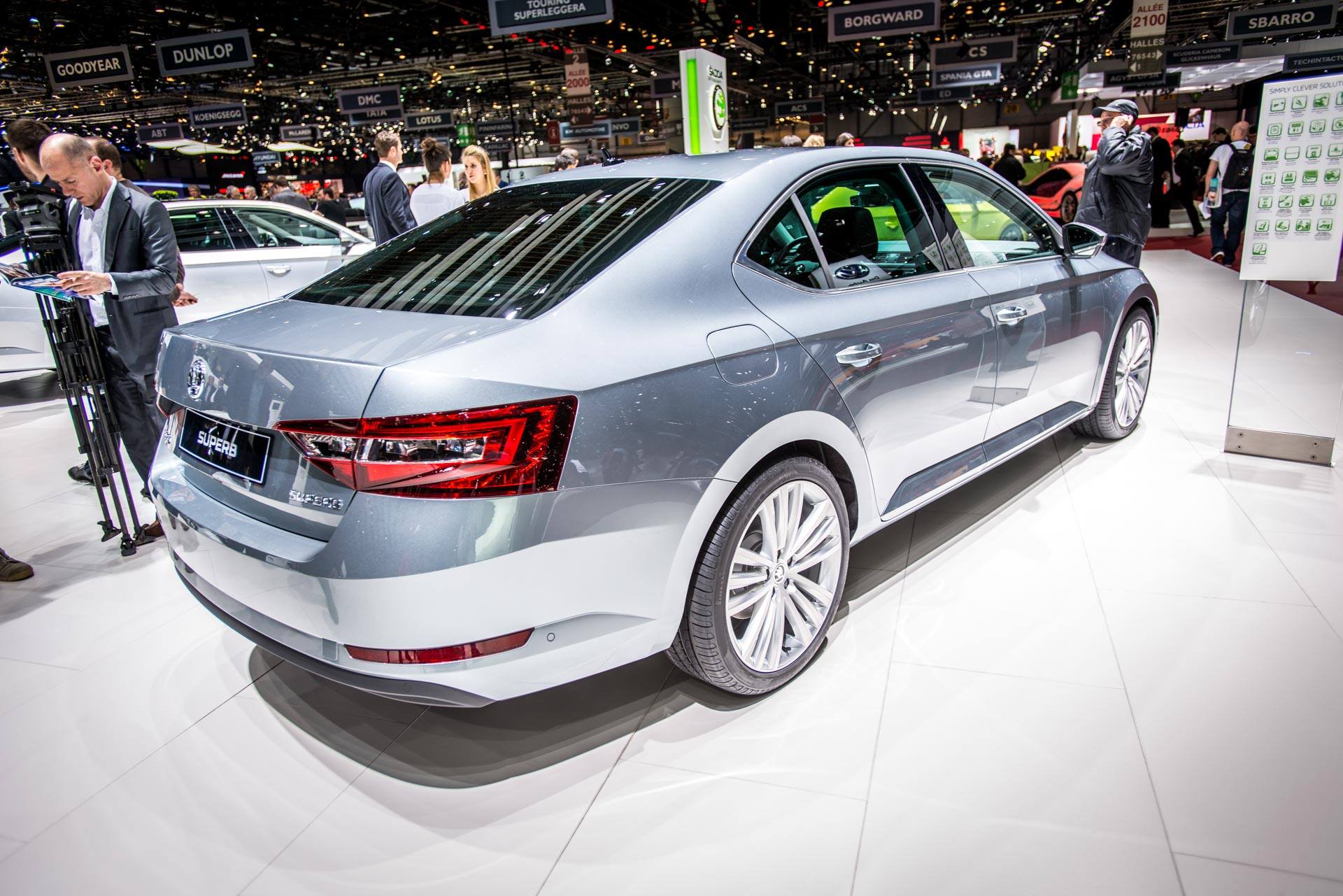Nowa skoda superb przenosi do produkcji seryjnej elementy wyglądu auta koncepcyjnego o nazwie vicionC. Trzecia generacja czeskiej limuzyny to gra ostrych krawędzi i dużych płaszczyzn. Nadwozie ma znacznie bardziej dynamiczne proporcje niż dotychczasowy model. Zmiana wyglądu powinna ściągnąć do marki nowe grupy odbiorców.