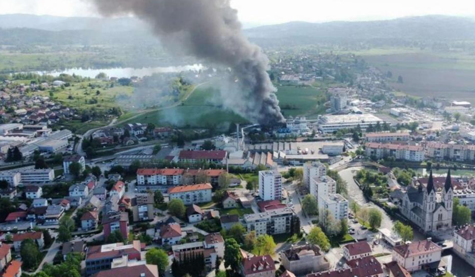 Robbanás egy szlovén pirotechnikai cégnél: sok a sérült, egy ember meghalt - videók