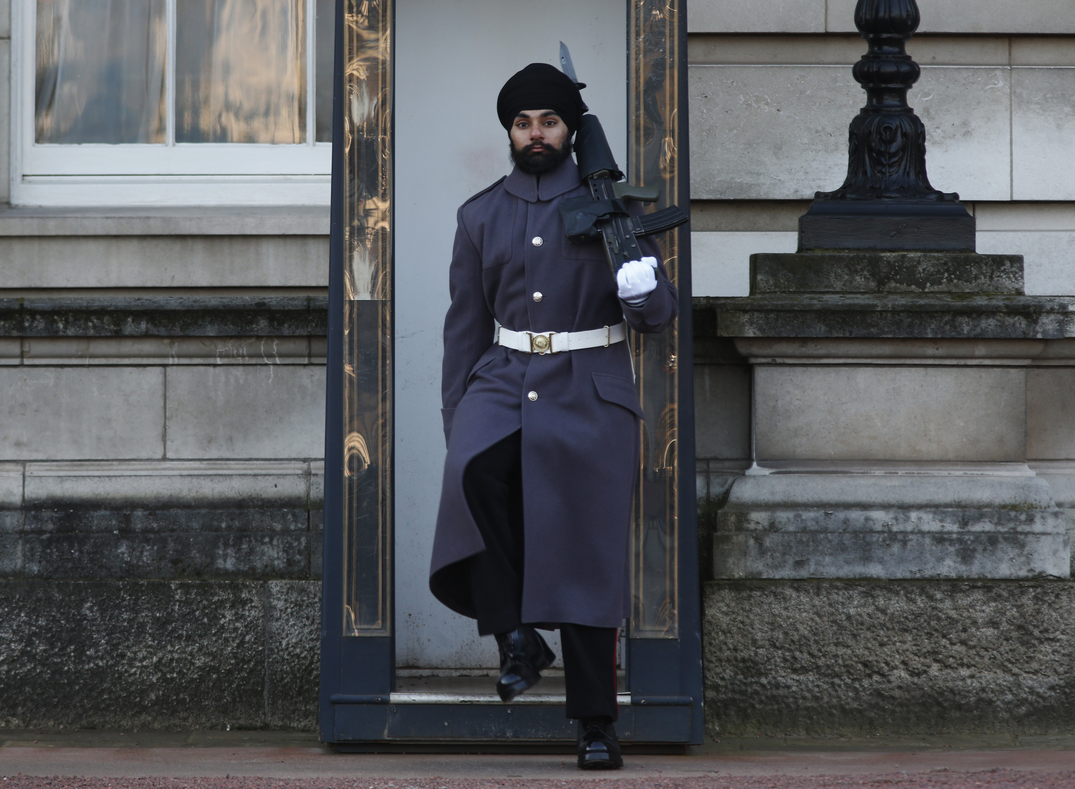 We wtorek Bhullar po raz pierwszy pełnił wartę przed rezydencją popularną wśród turystów, co nie umknęło uwadze jednego z fotoreporterów. Po tym jak zdjęcia opublikował w internetowym wydaniu znany tabloid rozgorzała poważna dyskusja na temat odstępstw od tradycji liczącej ponad 180 lat jednostki wojskowej.