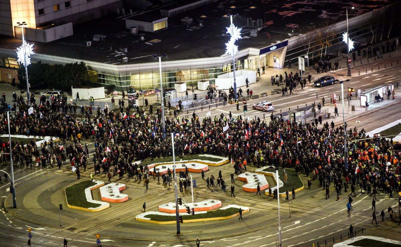 Paweł Kasprzak ze stowarzyszenia Obywatele RP zapowiedział, że nadal będą się odbywać manifestacje przeciwko obchodom miesięcznic smoleńskich przed Pałacem Prezydenckim.