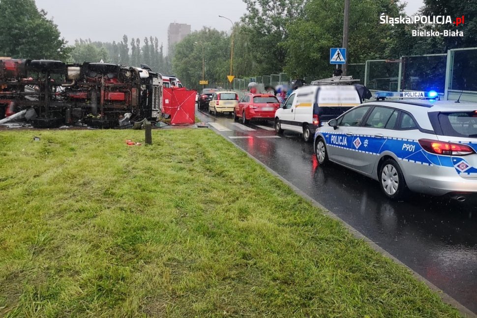 Bielsko-Biała: ciężarówka przewróciła się na auto osobowe - Śląsk