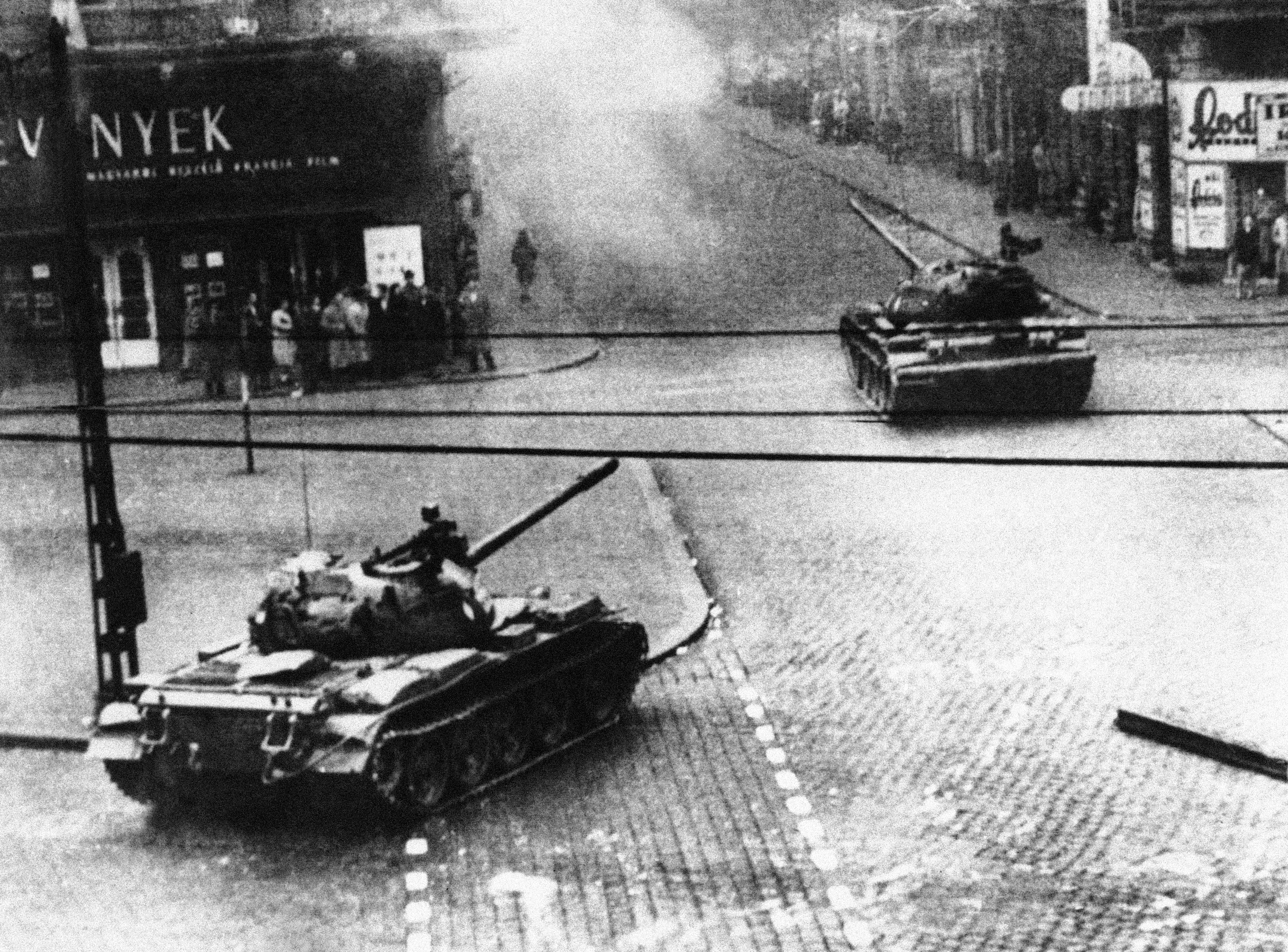 Rosyjskie czołgi na ulicach Budapesztu